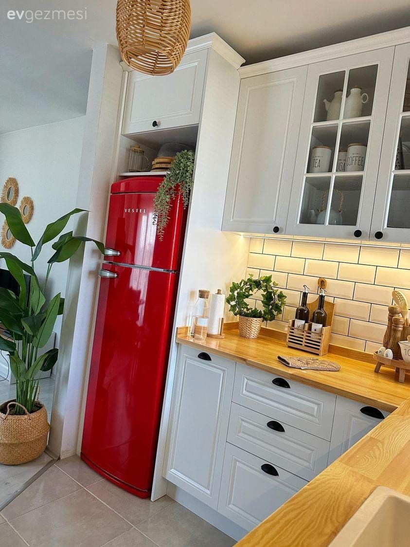 Mutfak, Country mutfak, Beyaz, Kırmızı, Ahşap mutfak tezgahı, Mutfak tezgahı, Shaker kapaklı dolaplar, Metro seramik, Seramik, Mutfak Avize Modelleri, Hasır avize, Jaluzi, Mutfak tezgah arası, Mutfak aksesuarları, Saksı, Ev bitkisi