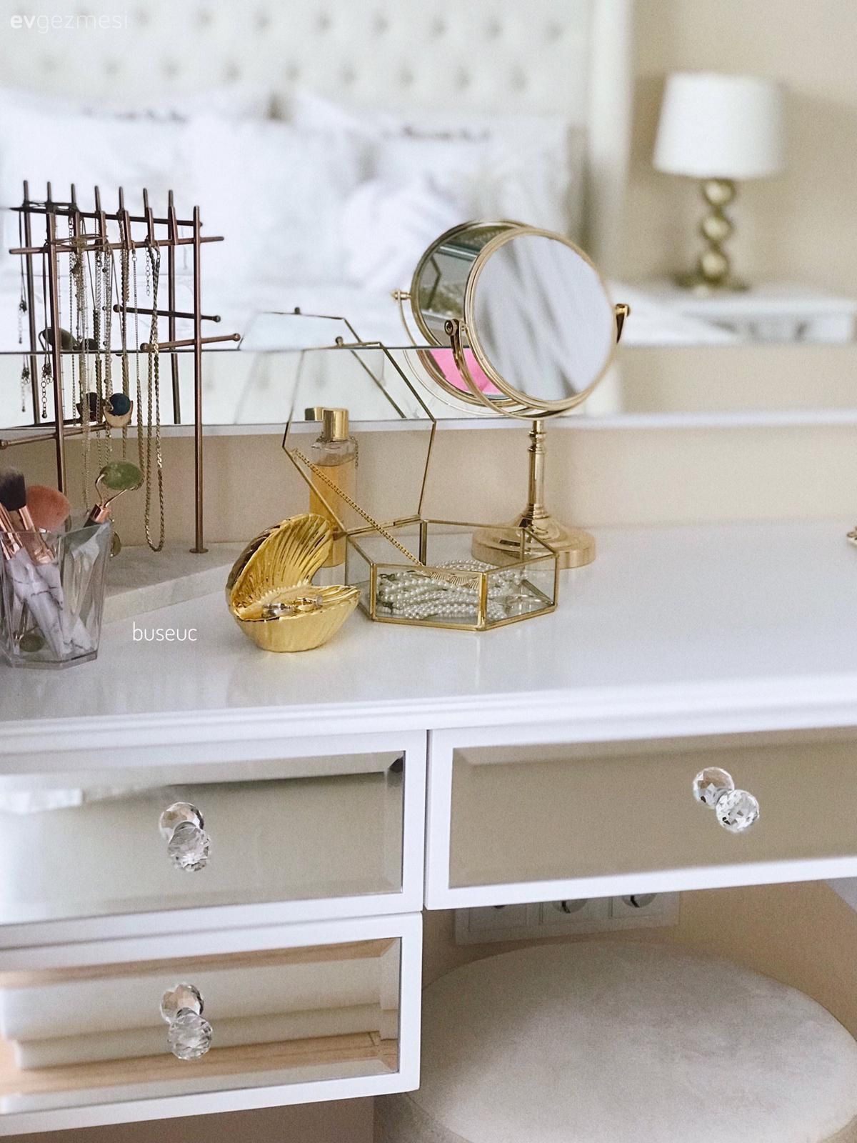 Yatak Odası, Beyaz, Kapitone yatak başlığı, Komodin, Abajur, Aydınlatma, Dekoratif Objeler