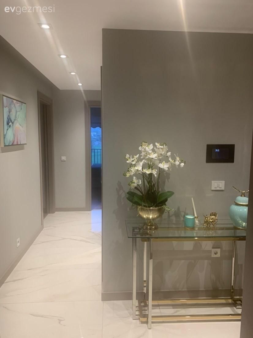 Antre, Gri duvar, Dresuar, Vazo, Ev Aksesuar, Çiçekler, Dekoratif Objeler