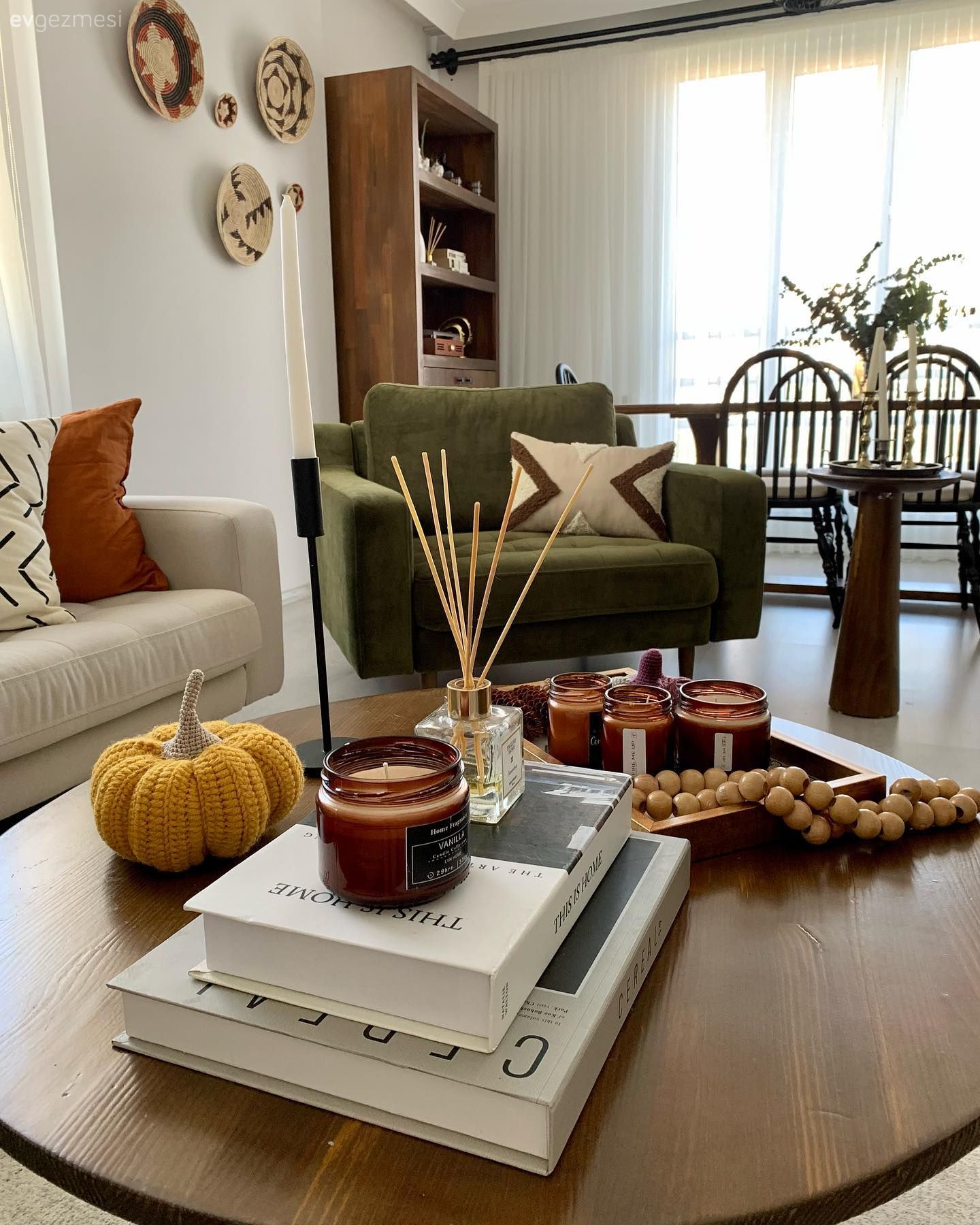 Salon, Bohem Dekorasyon, Yeşil, Beyaz, Bej, Turuncu, Siyah, Krem, Koltuk takımı, Berjer, Vitrin, Sandalye, Yemek masası, Dekoratif Objeler, Ahşap Mobilya, Tül perde, Perde, Hasır, Duvar dekorasyonu, Saksı, Ev bitkisi, Kırlent, Ev tekstili