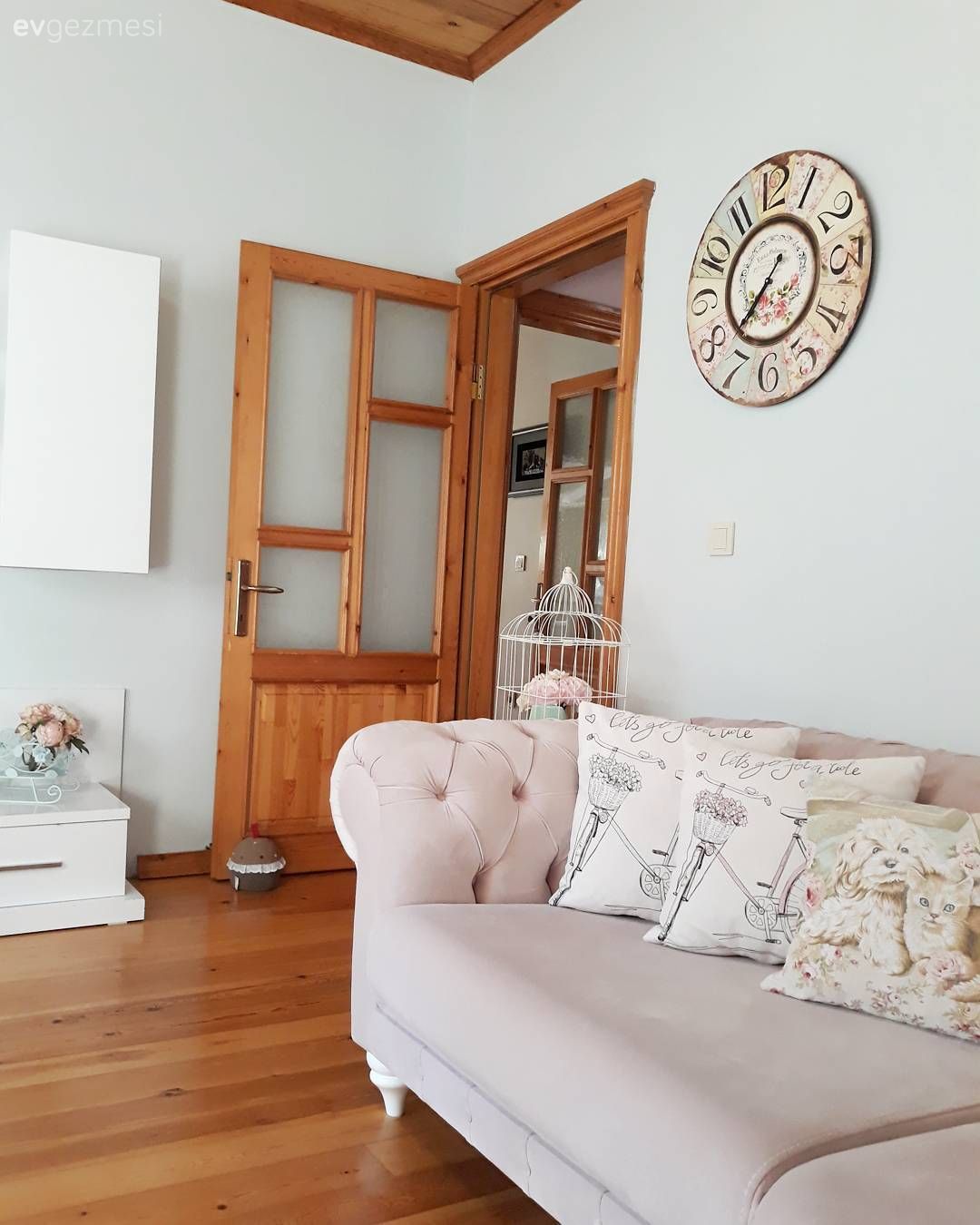 Oturma Odası, Kapitoneli koltuk, Pembe, Country, Duvar dekorasyonu, Beyaz, Duvar saati, Kapı , Kırlent, Tv ünitesi