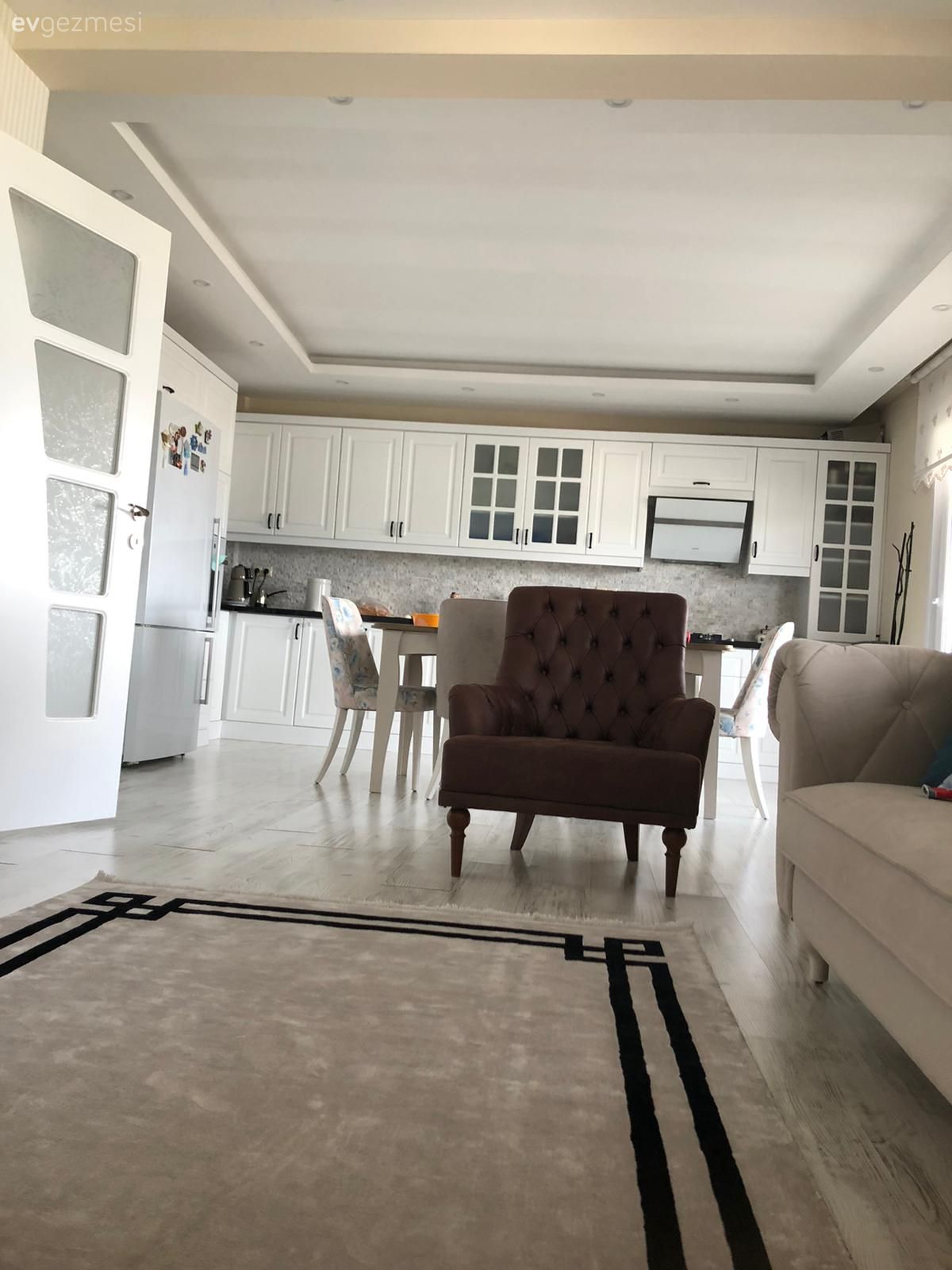 Mutfak, Beyaz mutfak, Shaker kapaklı dolaplar, Mutfak tezgahı, Mutfak tezgah arası, Mutfak masası, Sandalye, Mutfak halısı, Beyaz, Siyah, Davlumbaz