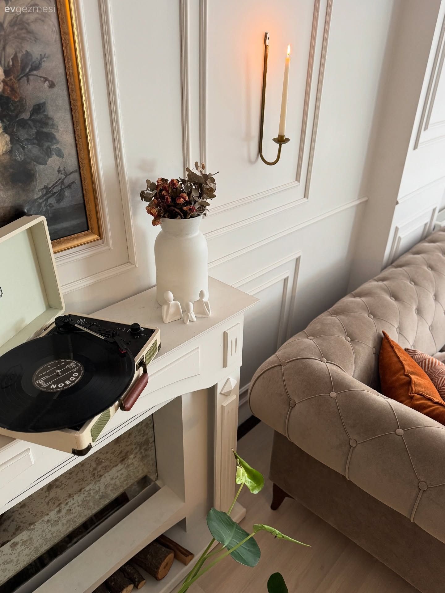 Duvar çıtalama, Kahverengi, Turuncu, Kırlent, Ev tekstili, Tablo, Duvar dekorasyonu, Şömine, Ev bitkisi, Dekoratif Objeler, Şamdan, Ev Aksesuar