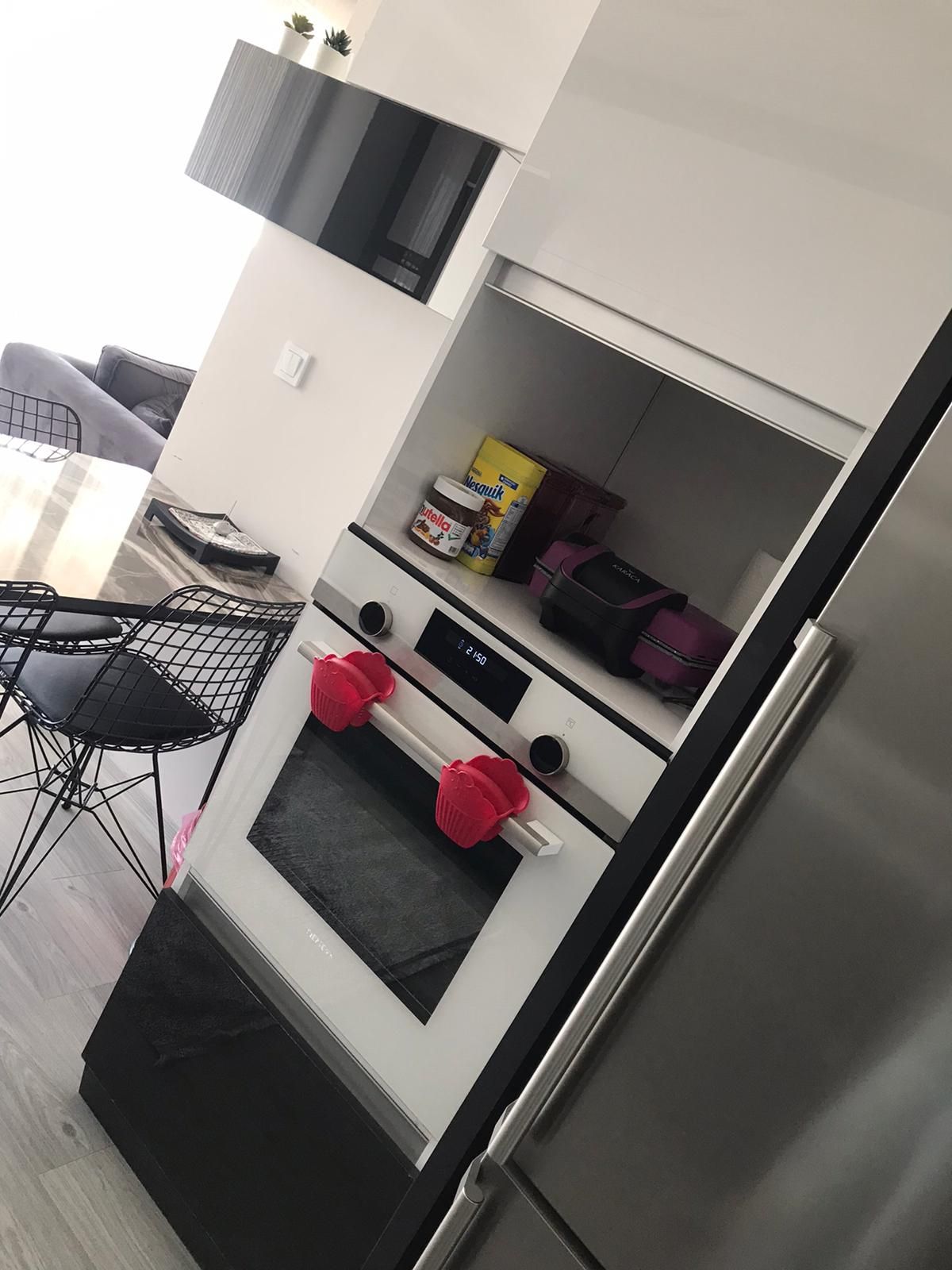 Mutfak, Beyaz, Siyah, Ankastre, Mutfak masası, Metal sandalye, Sandalye, Kulpsuz mutfak dolabı, Halı, Mutfak halısı, Modern mutfak