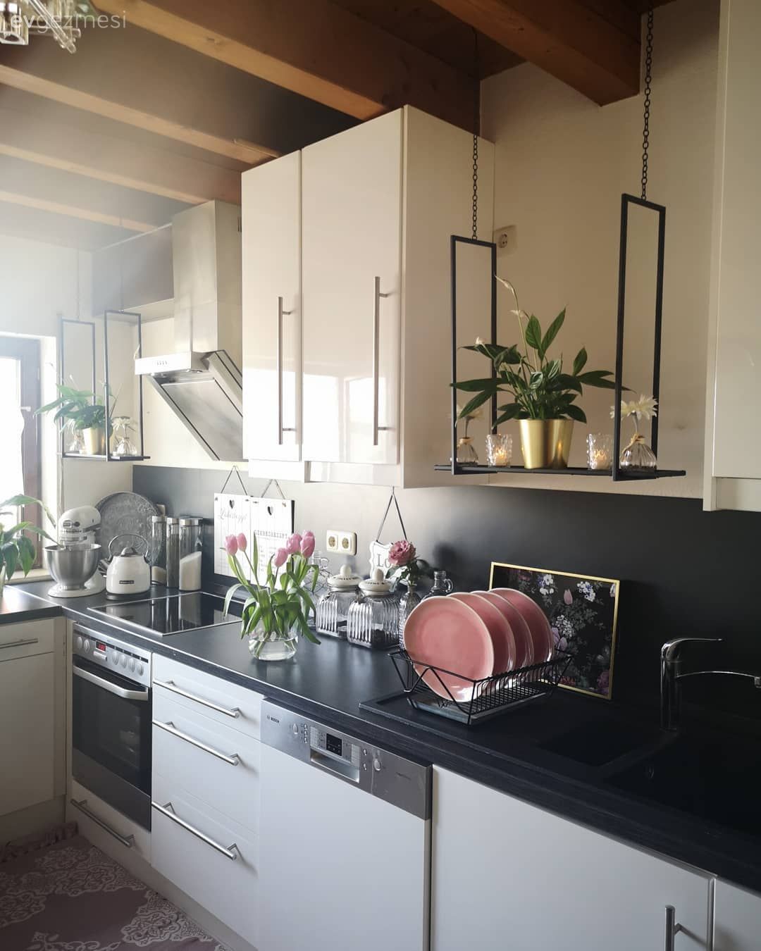 Mutfak, Modern, Beyaz, Mutfak tezgahı, Mutfak tezgah arası, Siyah tezgah, Davlumbaz, Mutfak aksesuarları, Tavan dekorasyon