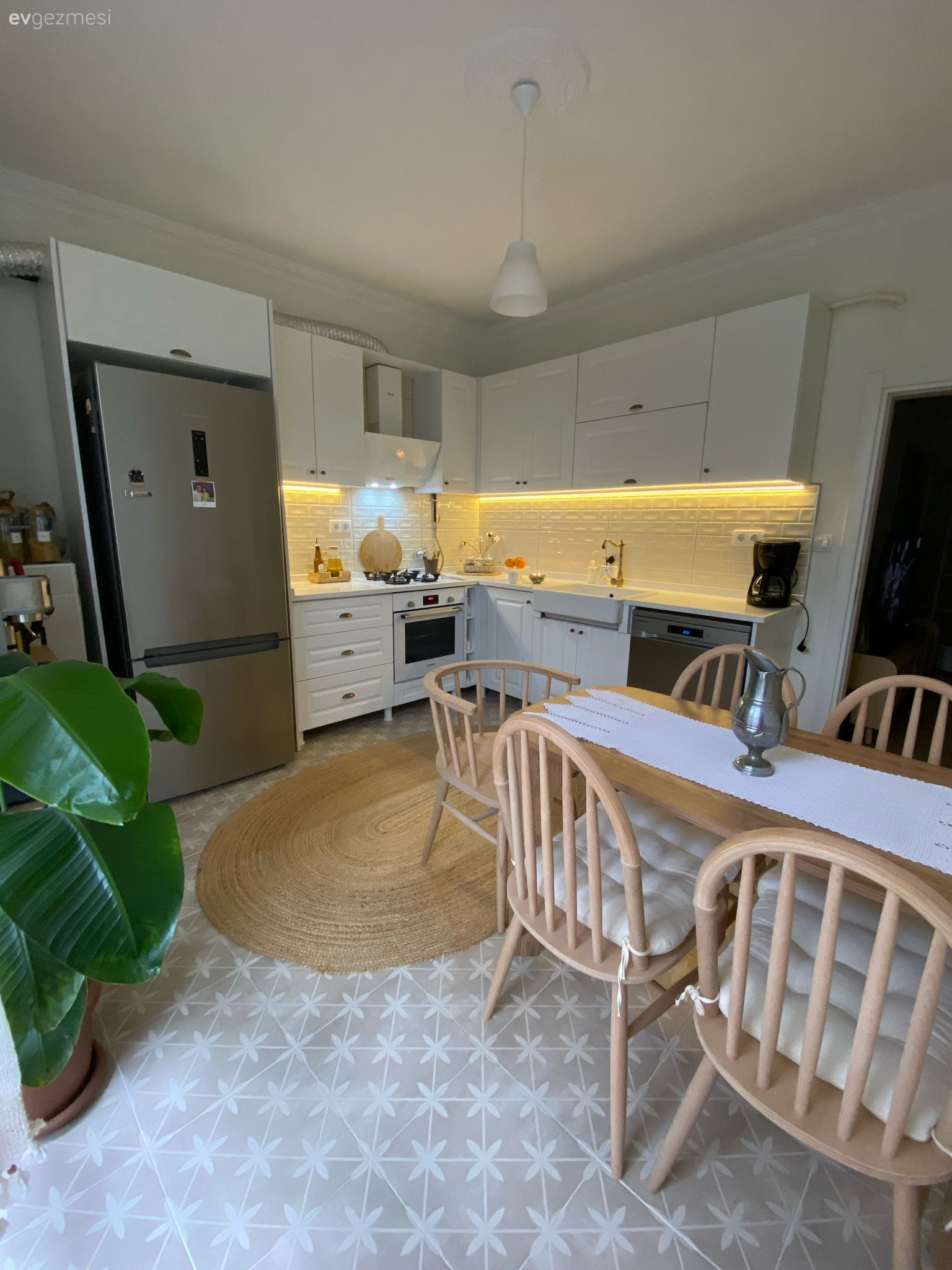 Bu L-Tipi Kocaeli Mutfağında Ferahlık ve Sıcaklık Bir Arada