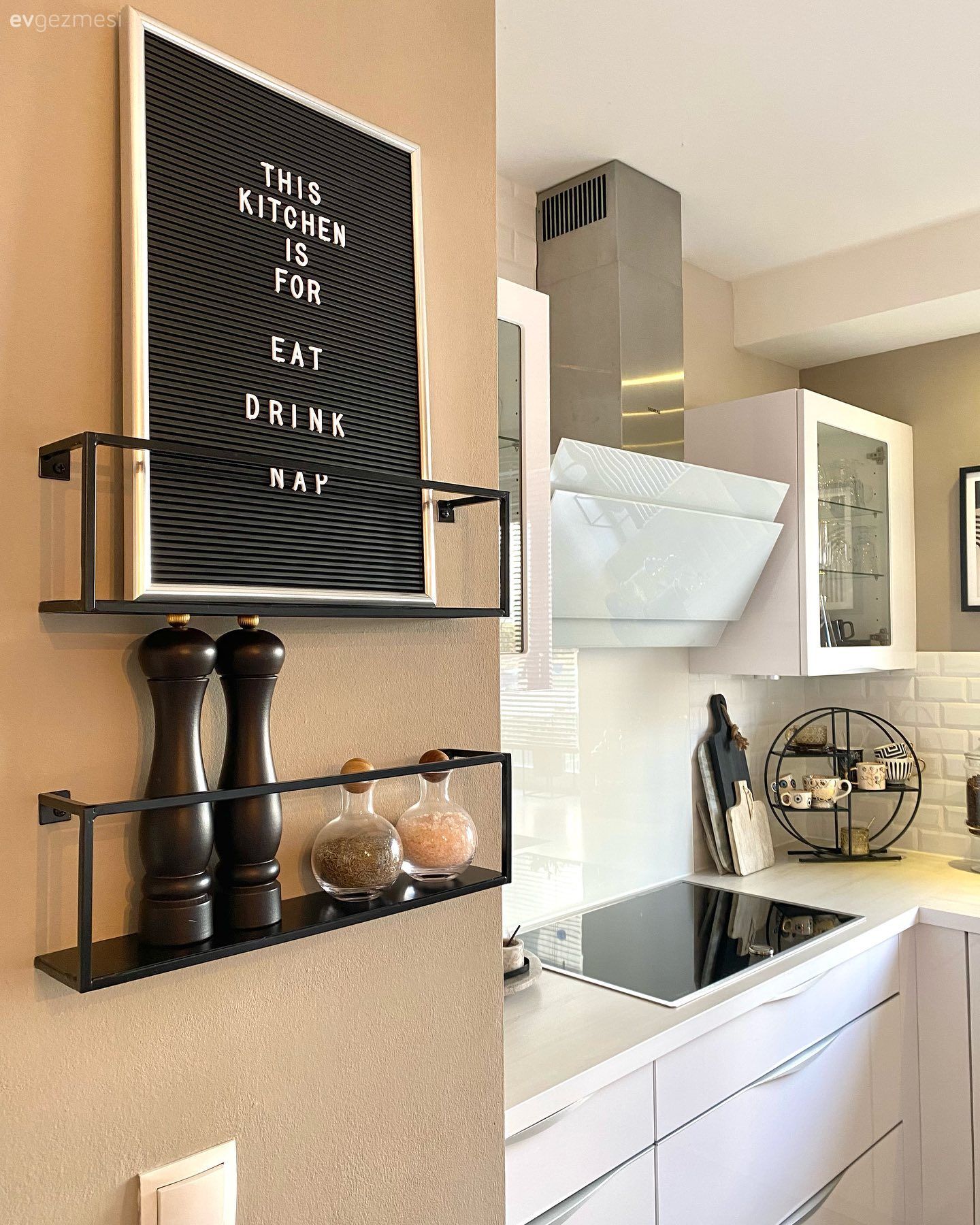 Mutfak, Beyaz, Siyah, Kulpsuz mutfak dolabı, Davlumbaz, Duvar rafı, Duvar dekorasyonu