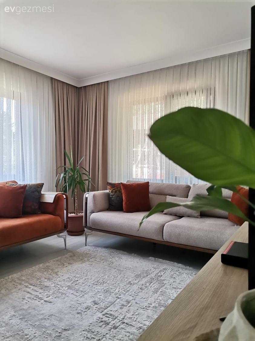 Salon, Modern, Bej, Turuncu, Beyaz, Gri, Koltuk takımı, Fon perde, Perde, Tül perde, Halı, Salon halısı, Avize, Aydınlatma, Salon avizesi, Yemek masası, Sandalye, Yan sehpa, Sehpa, Ev bitkisi