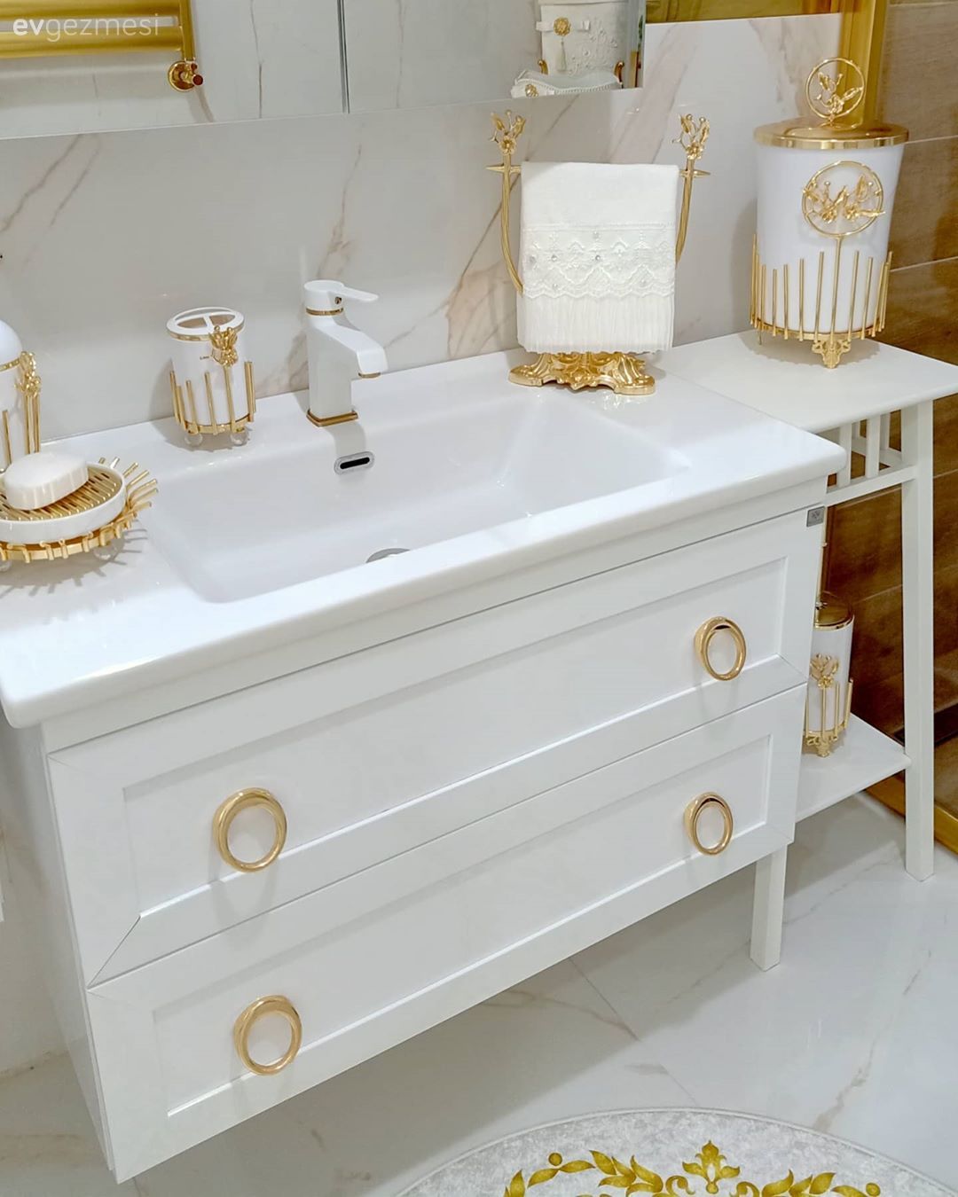 Banyo, Beyaz, Altın, Banyo dolabı, Banyo seramikleri, Duşakabin, Banyo paspası, Banyo aynası, Banyo aksesuarları