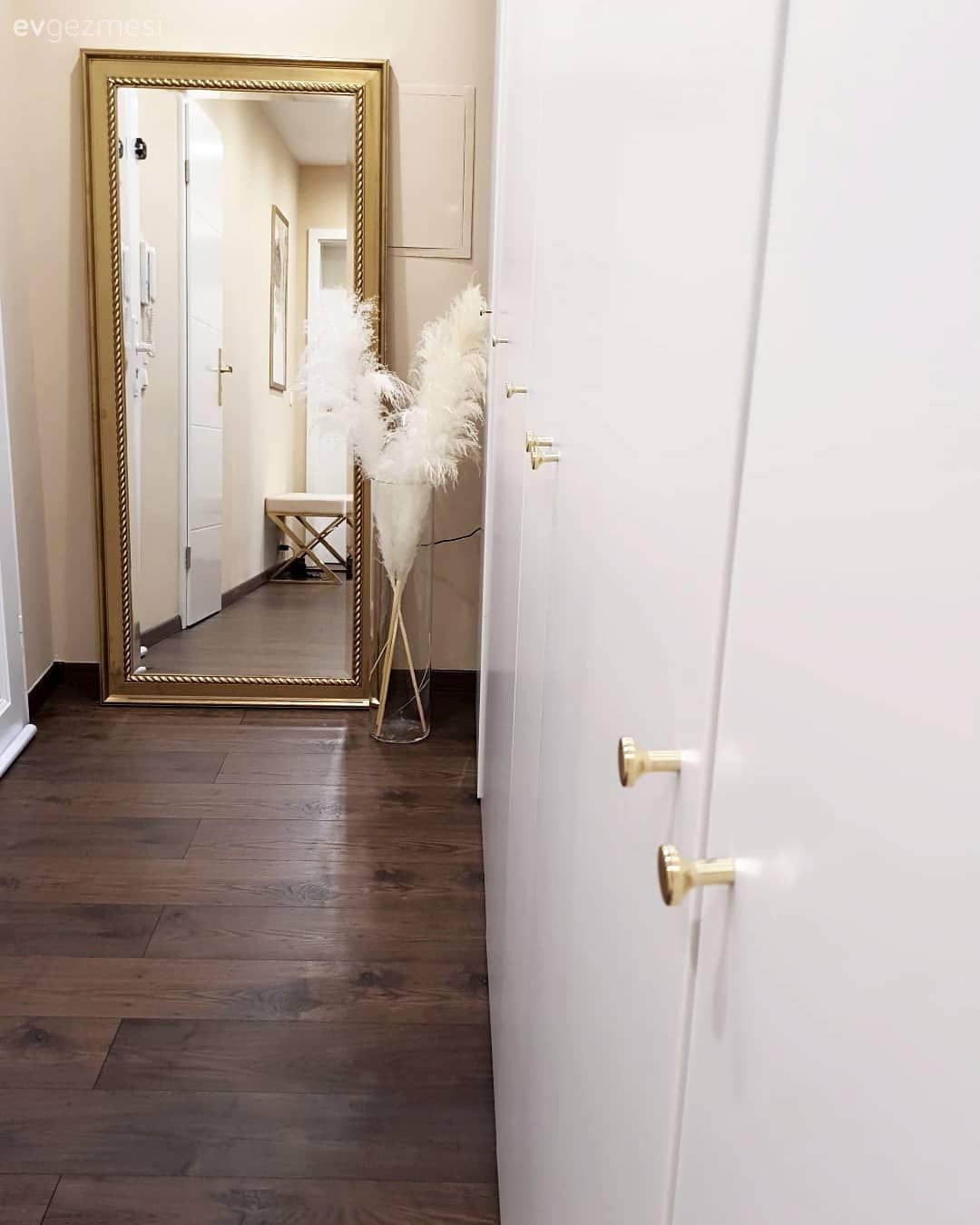 Beyazla Ferahlayan Bu Evde Dikkat Çeken Detaylar Unutulmamış