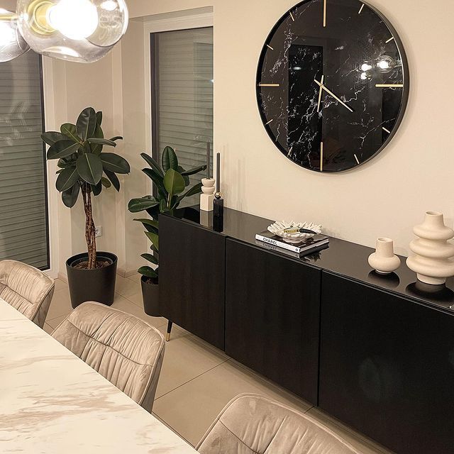 Siyah, Beyaz, Krem, Bej, Konsol, Konsol üzeri dekoratif objeleri, Sandalye, Avize, Aydınlatma, Duvar saati, Duvar dekorasyonu, Dekoratif Objeler, Ev bitkisi