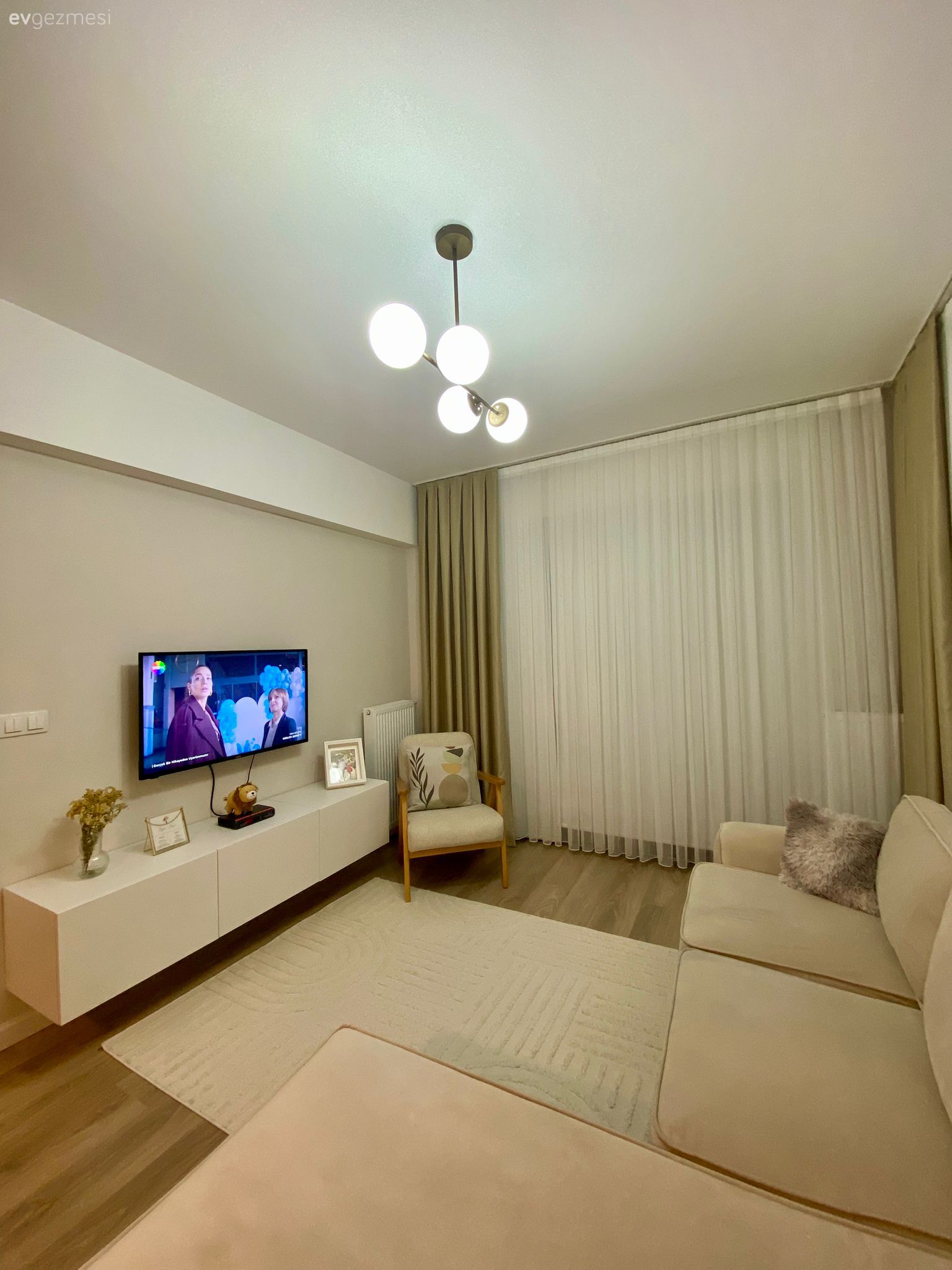 Köşe koltuk, Koltuk takımı, Krem, Bej, İskandinav, Fon perde, Perde, Tül perde, Halı, Salon halısı, Tv ünitesi, Tv ünitesi aksesuarları, Ev Aksesuar, Avize, Aydınlatma, Salon avizesi, Berjer, Dekoratif Objeler