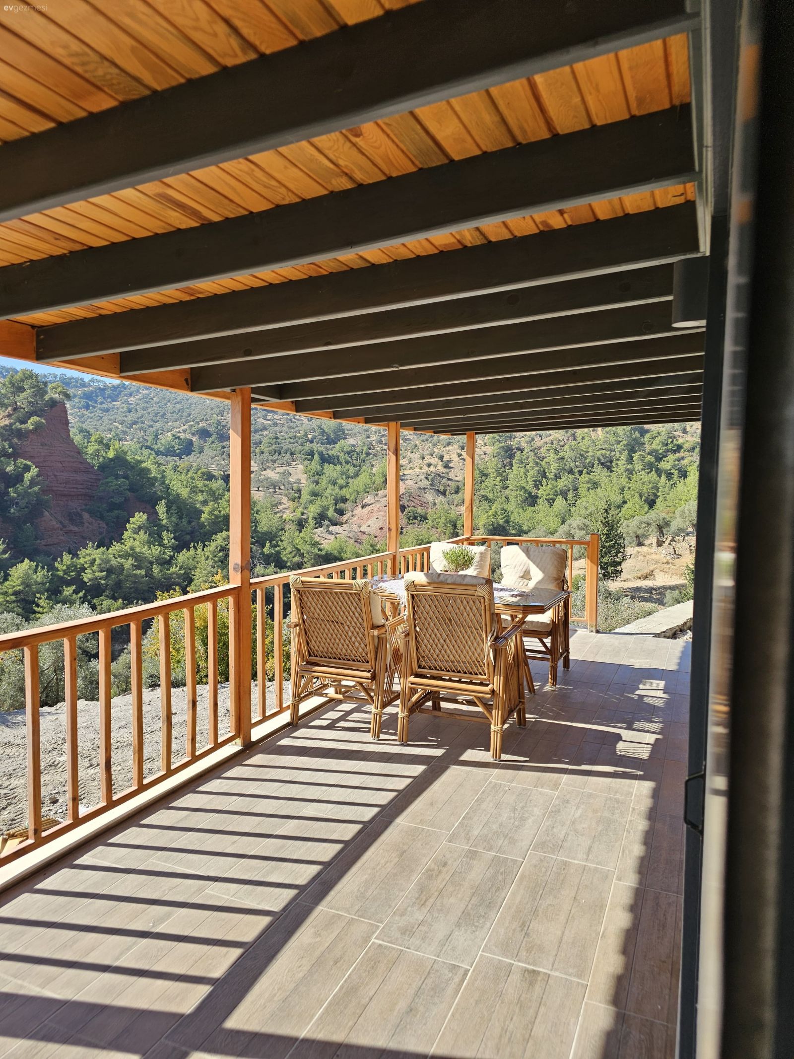 Dağ Köyünde Ahşabın Sıcak Sesi: Aydın'da İki Katlı Bir Köy Evi!