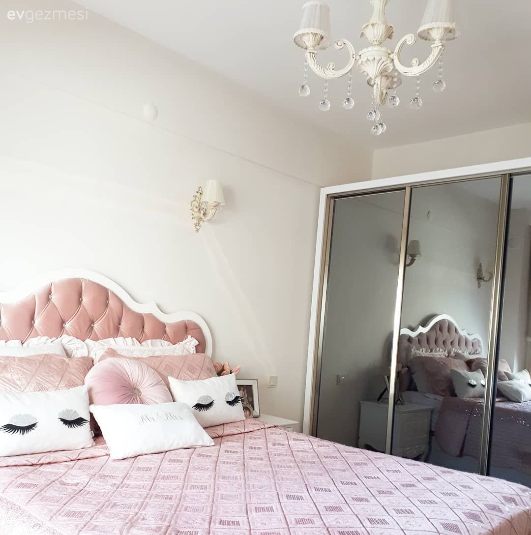 Yatak Odası, Yatak odası avizesi, Aydınlatma, Gardrop, Yatak örtüsü, Kapitone yatak başlığı, Pembe, Beyaz, Kırlent