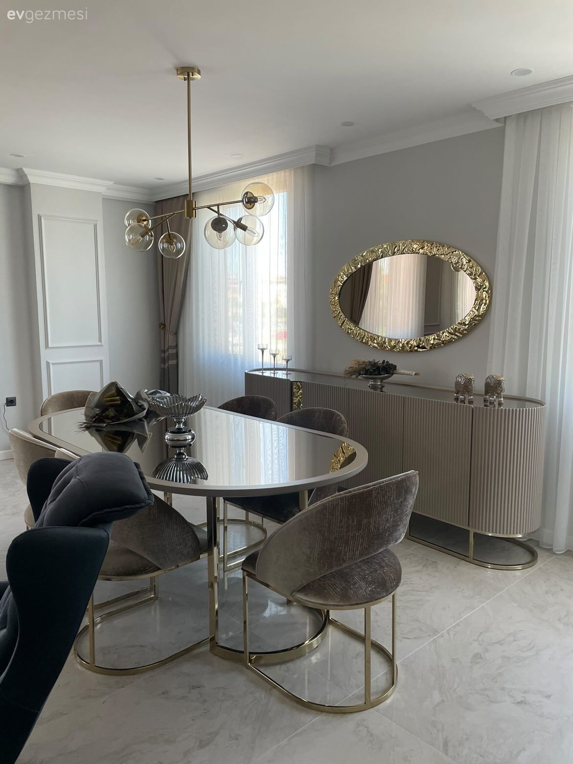 Yemek Odası, Art deko, Sandalye, Yemek masası, Vizon, Gri, Füme, Fon perde, Perde, Altın, Konsol, Konsol üzeri dekoratif objeleri, Avize, Aydınlatma, Ayna