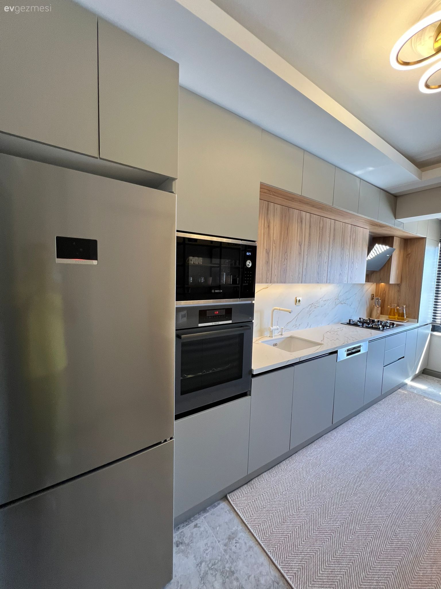 Koridor Tipi Bu Mutfakta İki Duvar da İlgi Çekici Tasarımlarla Dolu!