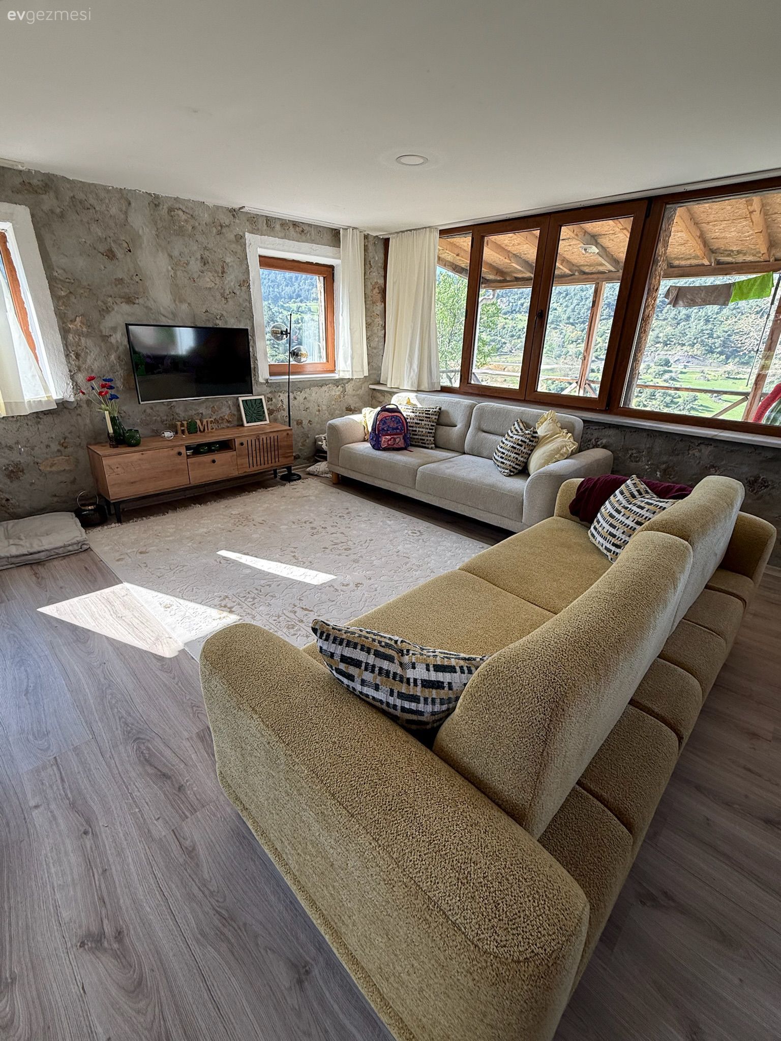 Çanakkale'deki Bu Köy Evi 1+1 Ama Her Alanı Oldukça Geniş