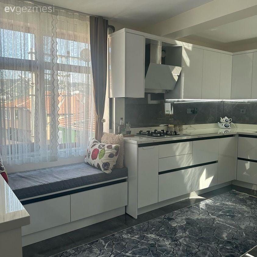 Mutfak köşesi, Mutfak, Beyaz, Gri, Sedir, Mutfak perdesi, Tül perde, Perde, Kahve köşesi, Mutfak aksesuarları, Davlumbaz, Mutfak tezgahı, Mutfak tezgah arası, Kırlent, Ev tekstili, Kulpsuz mutfak dolabı, Mutfak halısı