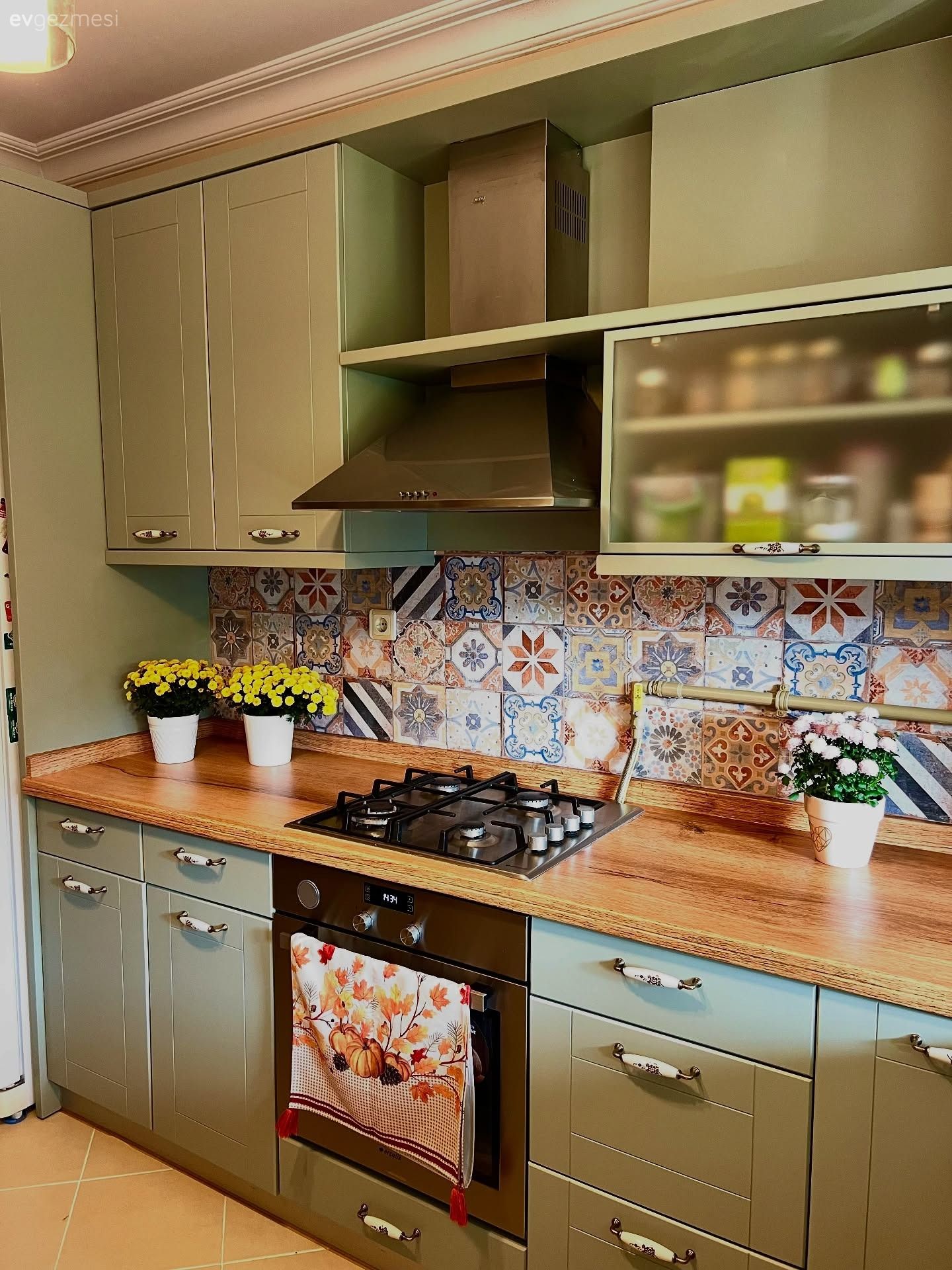 Kahverenginin Yeşile Geçiş Yaptığı Bu Mutfak İlham Dolu