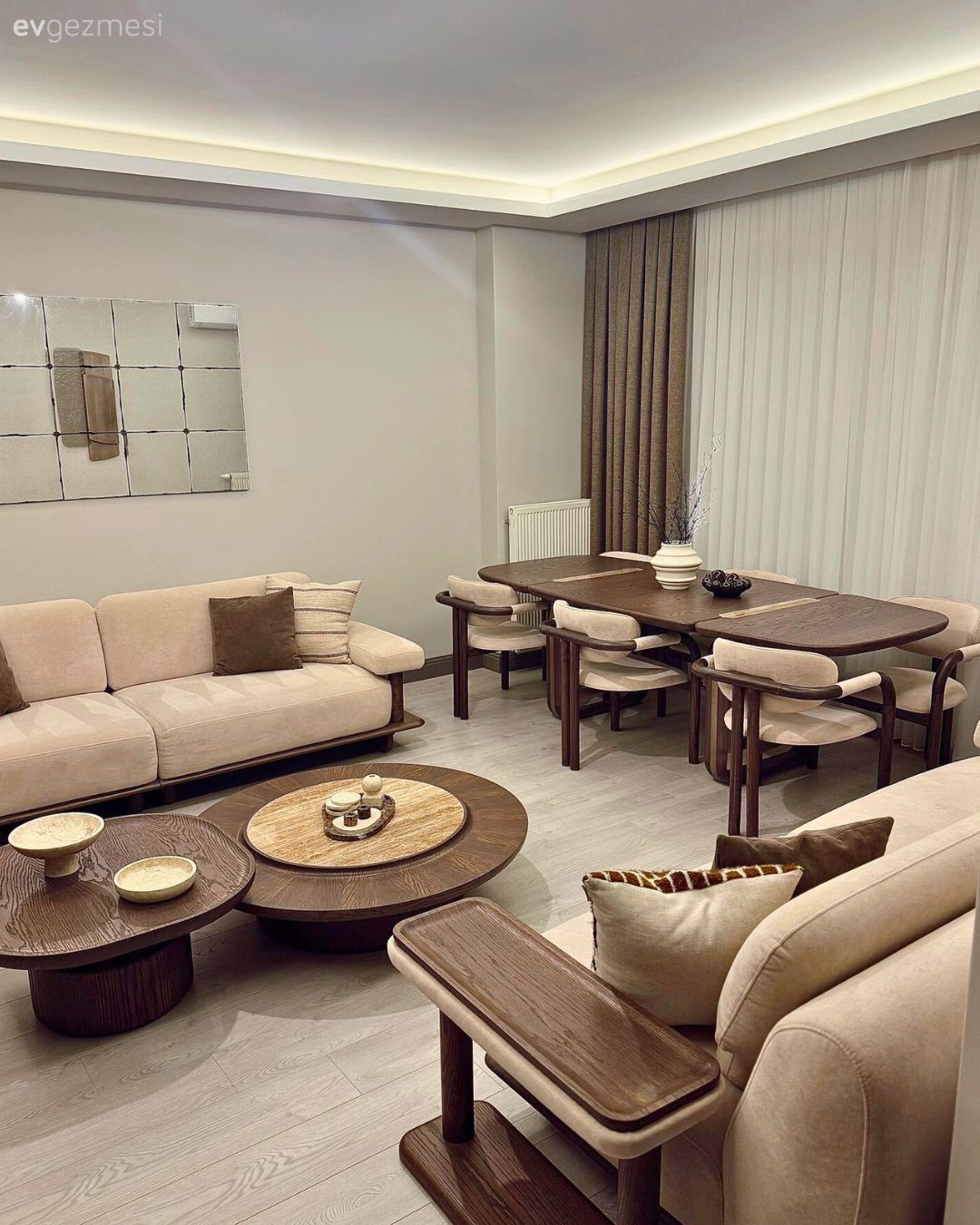 Salon, Modern, Krem, Kahverengi, Koltuk takımı, Kırlent, Ev tekstili, Orta sehpa, Sehpa, Ayna, Sandalye, Yemek masası, Fon perde, Perde, Tül perde, Ahşap Mobilya, Dekoratif Objeler