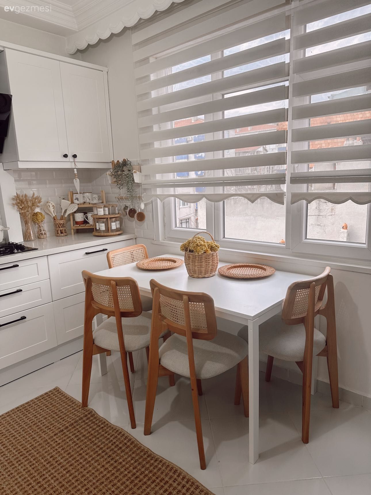 Mutfak, Beyaz mutfak, İskandinav, Hasır, Mutfak tezgahı, Mutfak tezgah arası, Tezgah arası seramik, Metro seramik, Seramik, Sandalye, Mutfak perdesi, Zebra Perde, Perde, Jüt halı, Halı, Mutfak halısı, Shaker kapaklı dolaplar