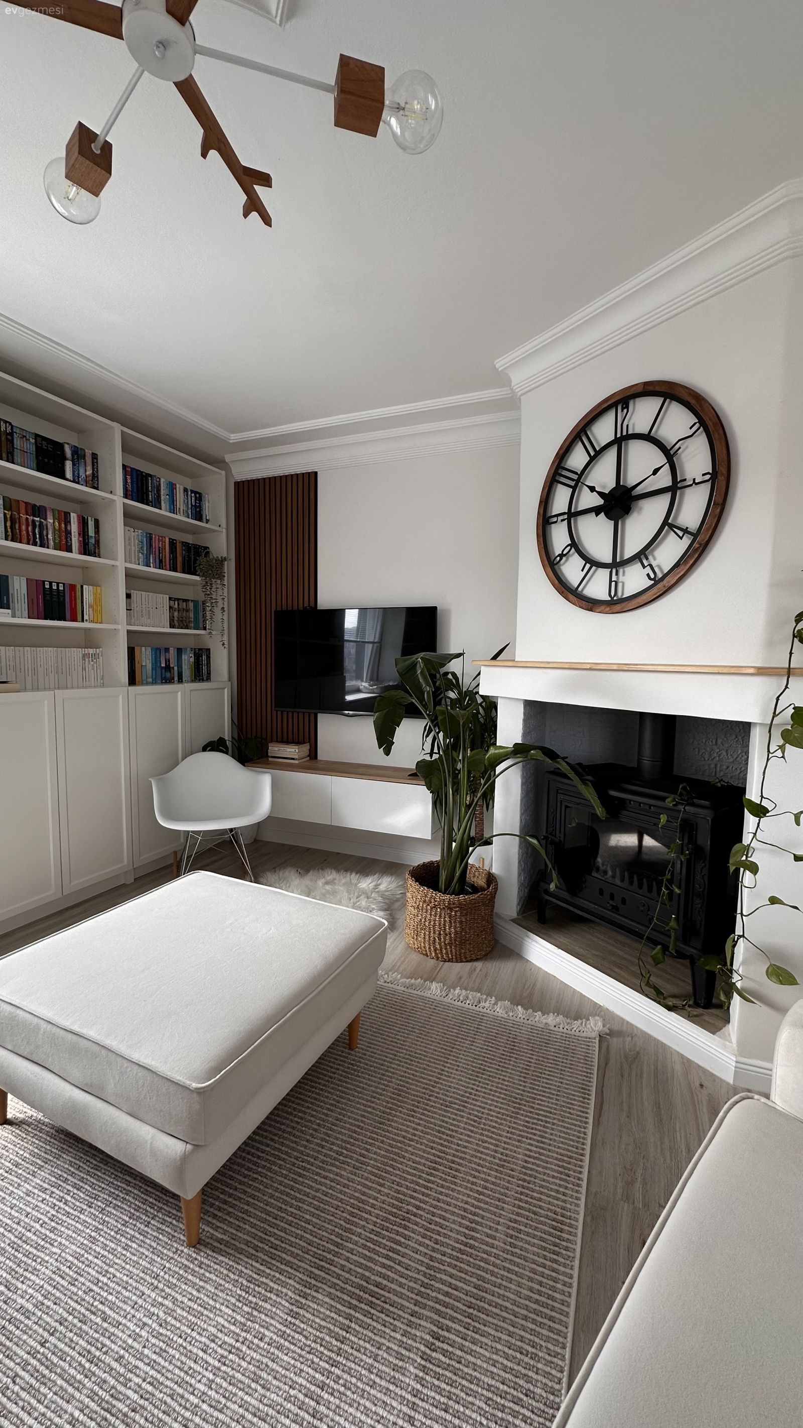 Pencerenin Etrafında Koca Kitaplık: İyi Fikirlerle Dolu Zonguldak Evi!