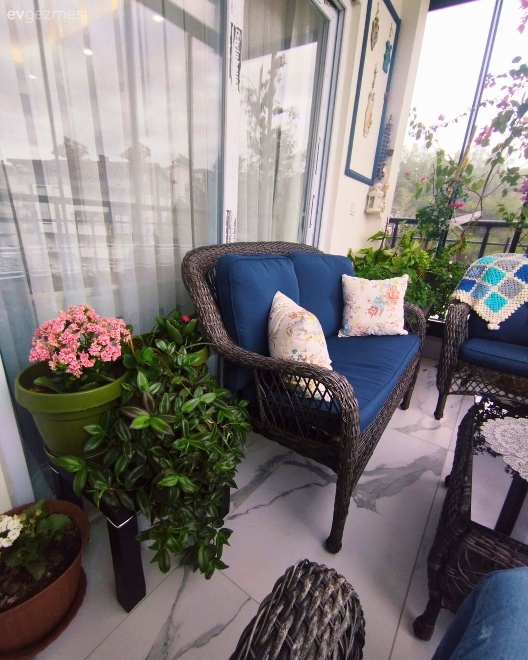 Balkon, Mavi, Lacivert, Kahverengi, Balkon oturma grubu, Kapalı balkon, Balkon çiçekleri, Balkon masası, Kırlent, Ev tekstili