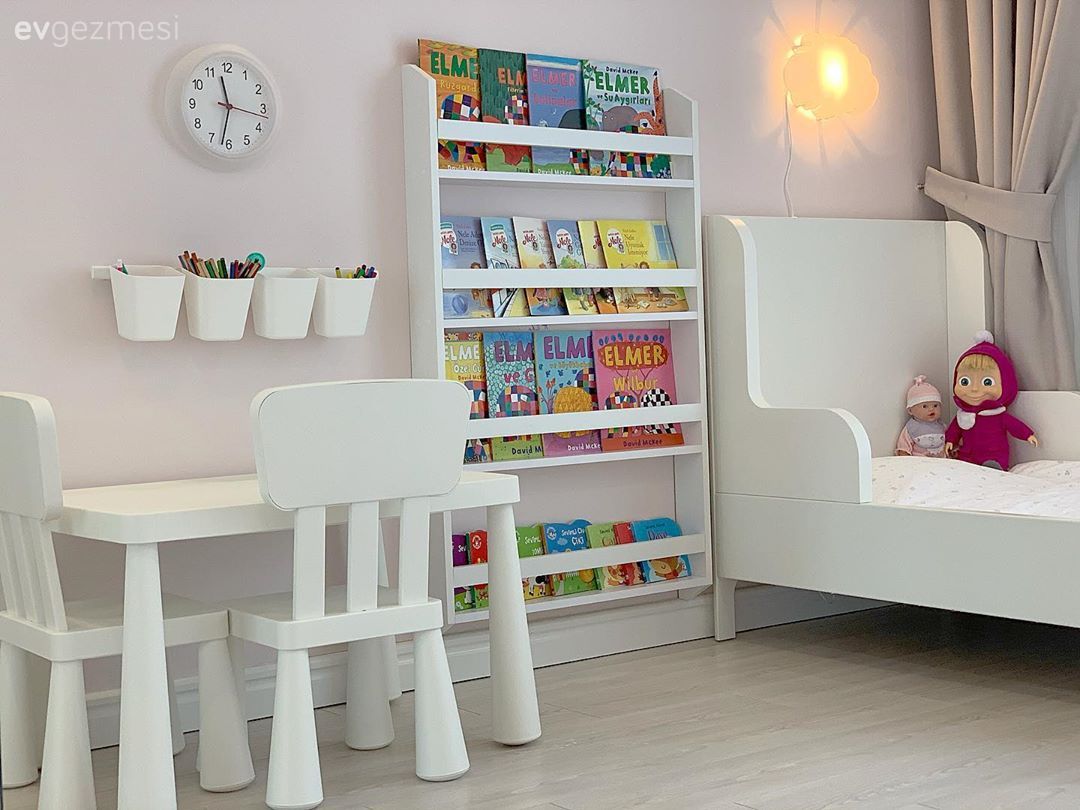 Çocuk Odası, Beyaz, Pembe, Çocuk odası çalışma masası, Sandalye, Çocuk odası duvar dekorasyonu, Kitaplık