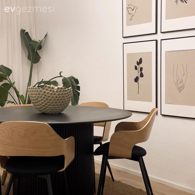 Yemek Odası, Beyaz, Siyah, Kahverengi, Sandalye, Yemek masası, Tablo, Duvar dekorasyonu, Çerçeve, Ev bitkisi, Avize, Aydınlatma, Yemek odası avizesi, Tül perde, Perde, Fon perde, Vazo, Ev Aksesuar