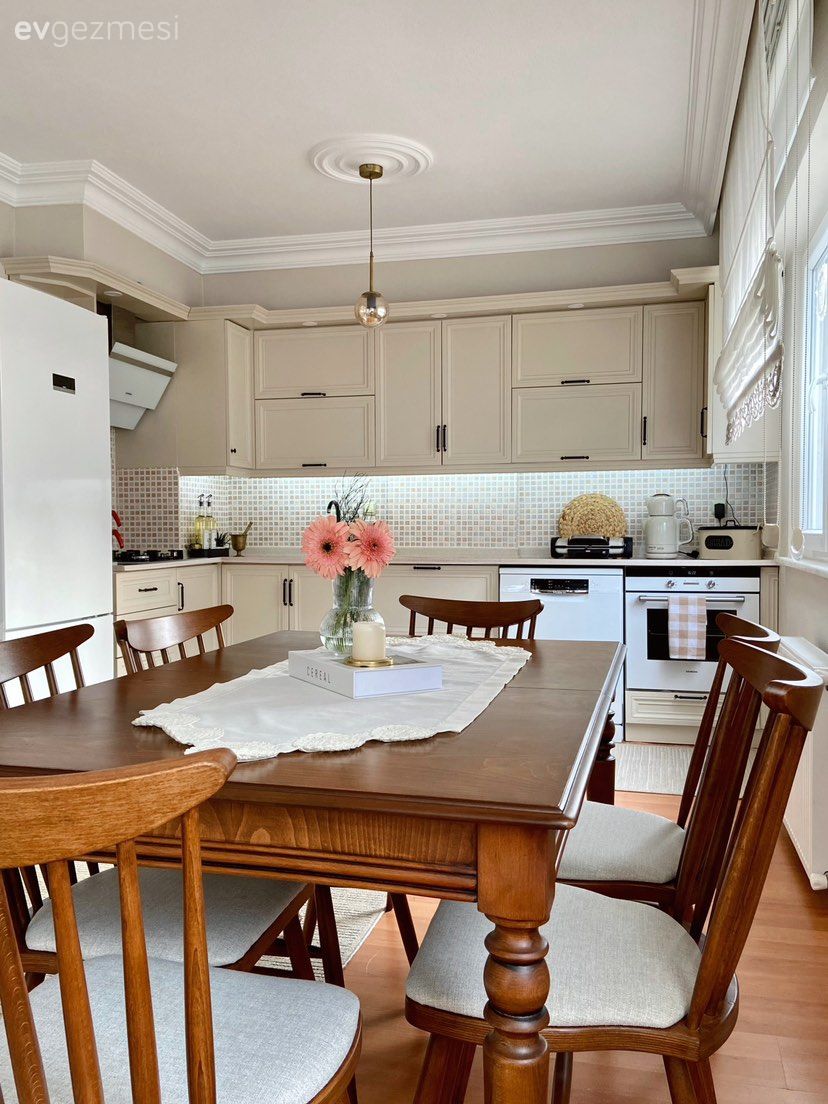 Mutfak, Country, Beyaz, Krem, Bej, Kahverengi, Mutfak tezgahı, Mutfak tezgah arası, Tezgah arası seramik, Mutfak aksesuarları, Sandalye, Mutfak masası, Mutfak perdesi
