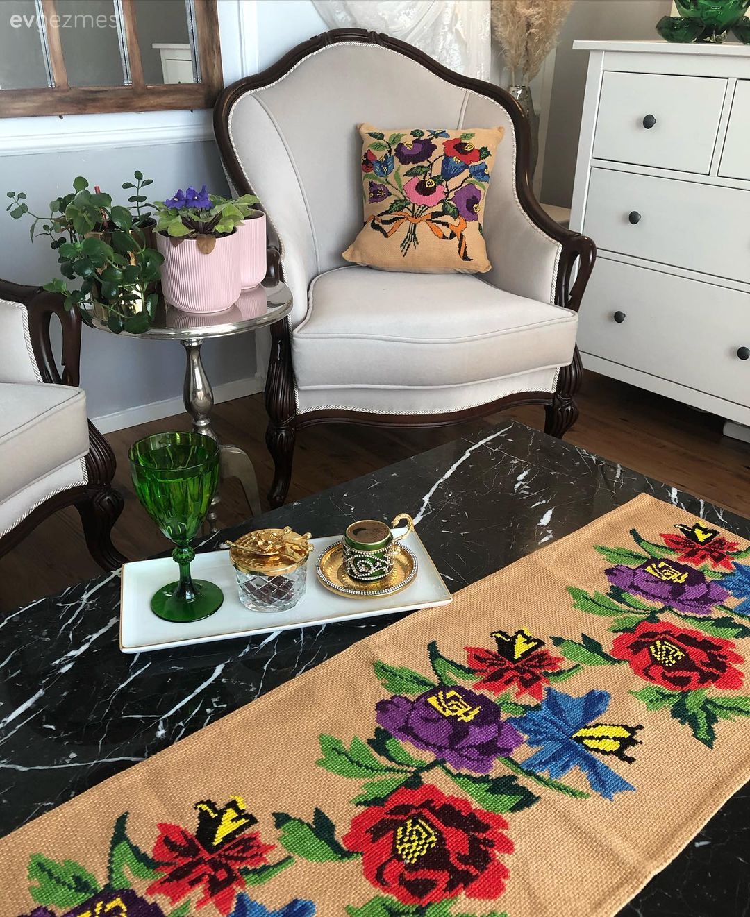 Beyaz, Berjer, Krem, Bej, Konsol, Konsol üzeri dekoratif objeleri, Ayna, Şamdan, Ev Aksesuar, Halı, Ev bitkisi, Dekoratif Objeler, Pencere duvar dekoru, Duvar dekorasyonu, Çiçekli desen, Desenler, Kırlent, Ev tekstili, Kanaviçe