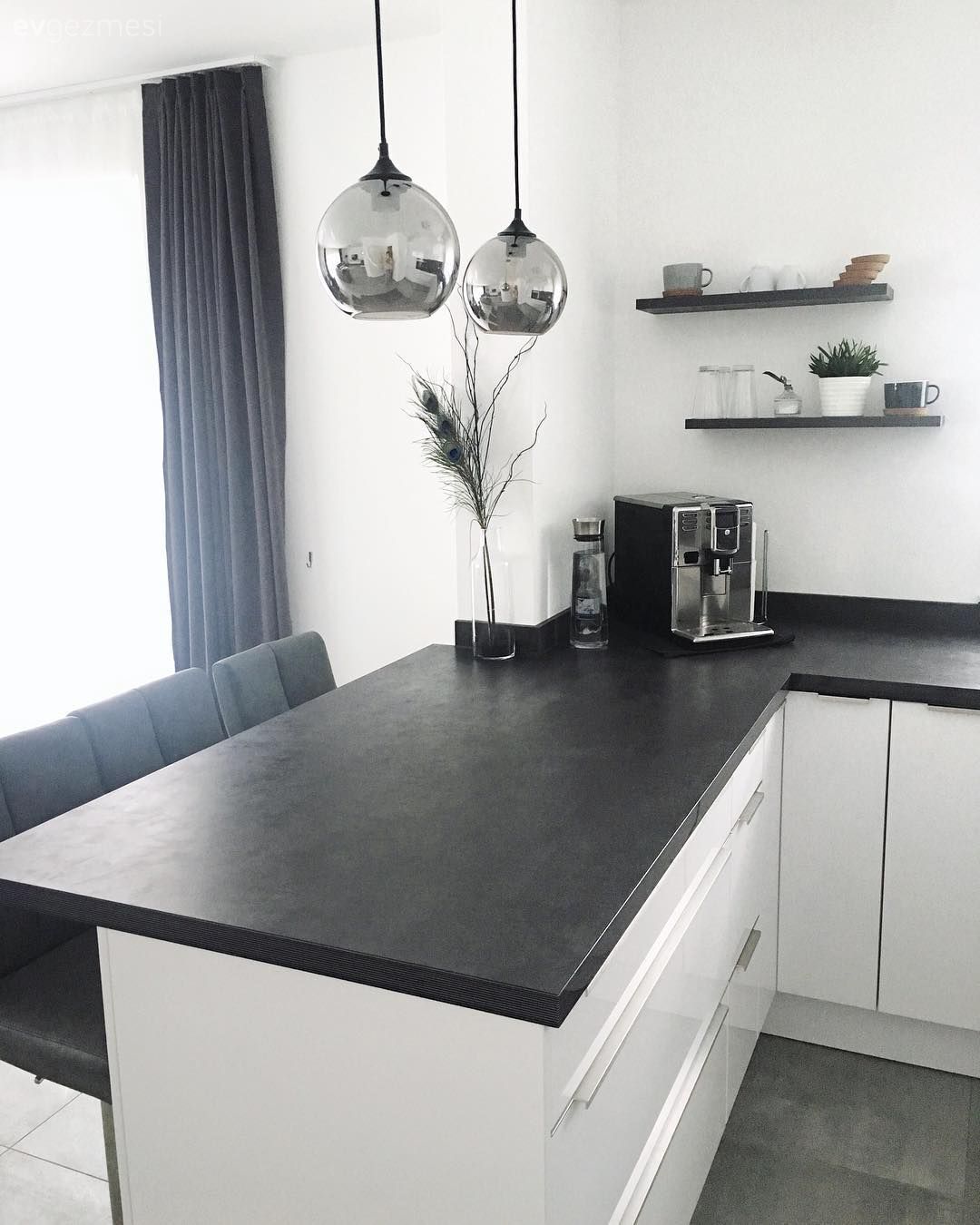 Amerikan Mutfak, Mutfak, Beyaz mutfak, Siyah tezgah, Mutfak tezgahı, Mutfak tezgah arası, Modern mutfak, Kulpsuz mutfak dolabı, Sandalye, Mutfak zemin seramikleri, Avize, Aydınlatma, Mutfak Avize Modelleri, Krom sarkıt, Mutfak yarım adası