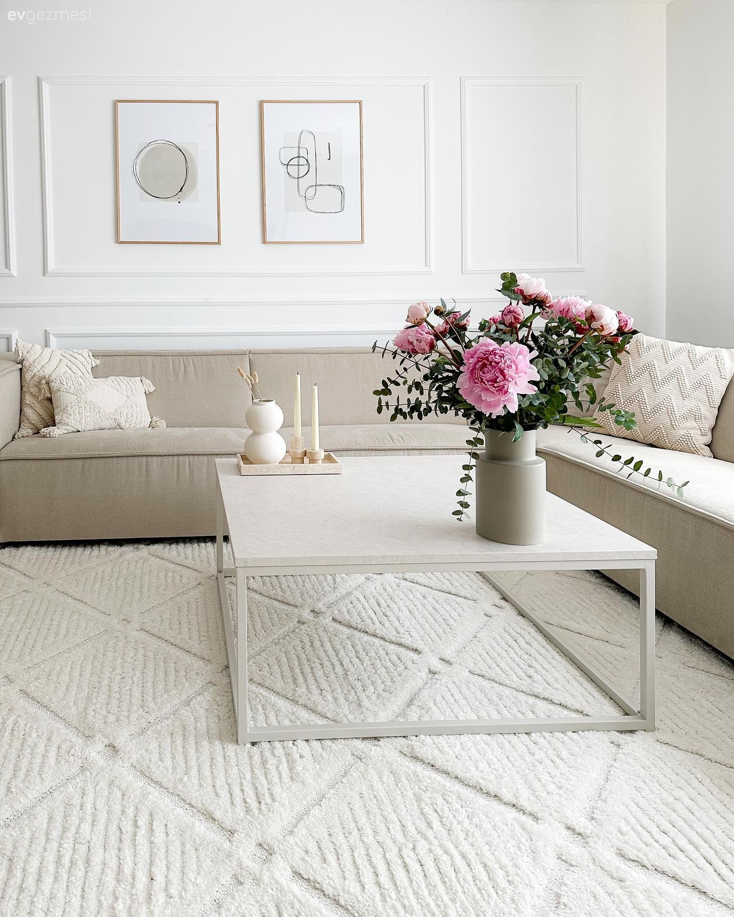 Salon, Modern, Beyaz, Vizon, Altın, Köşe koltuk, Koltuk takımı, Çerçeve, Duvar çıtalama, Halı, Salon halısı, Orta sehpa, Sehpa, Vazo, Ev Aksesuar, Kırlent, Ev tekstili, Çiçekler