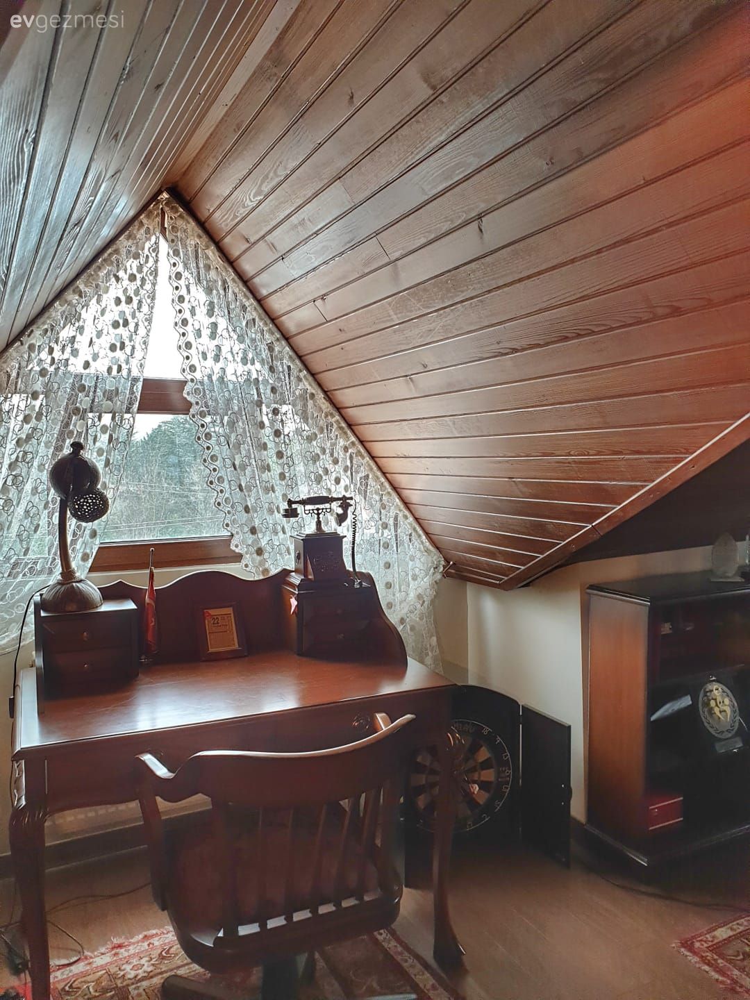 Çatı katı, Dubleks evler, Tavan dekorasyon, El dokuma halı, Halı, Kahverengi, Ahşap Mobilya, Sandalye, Yemek masası