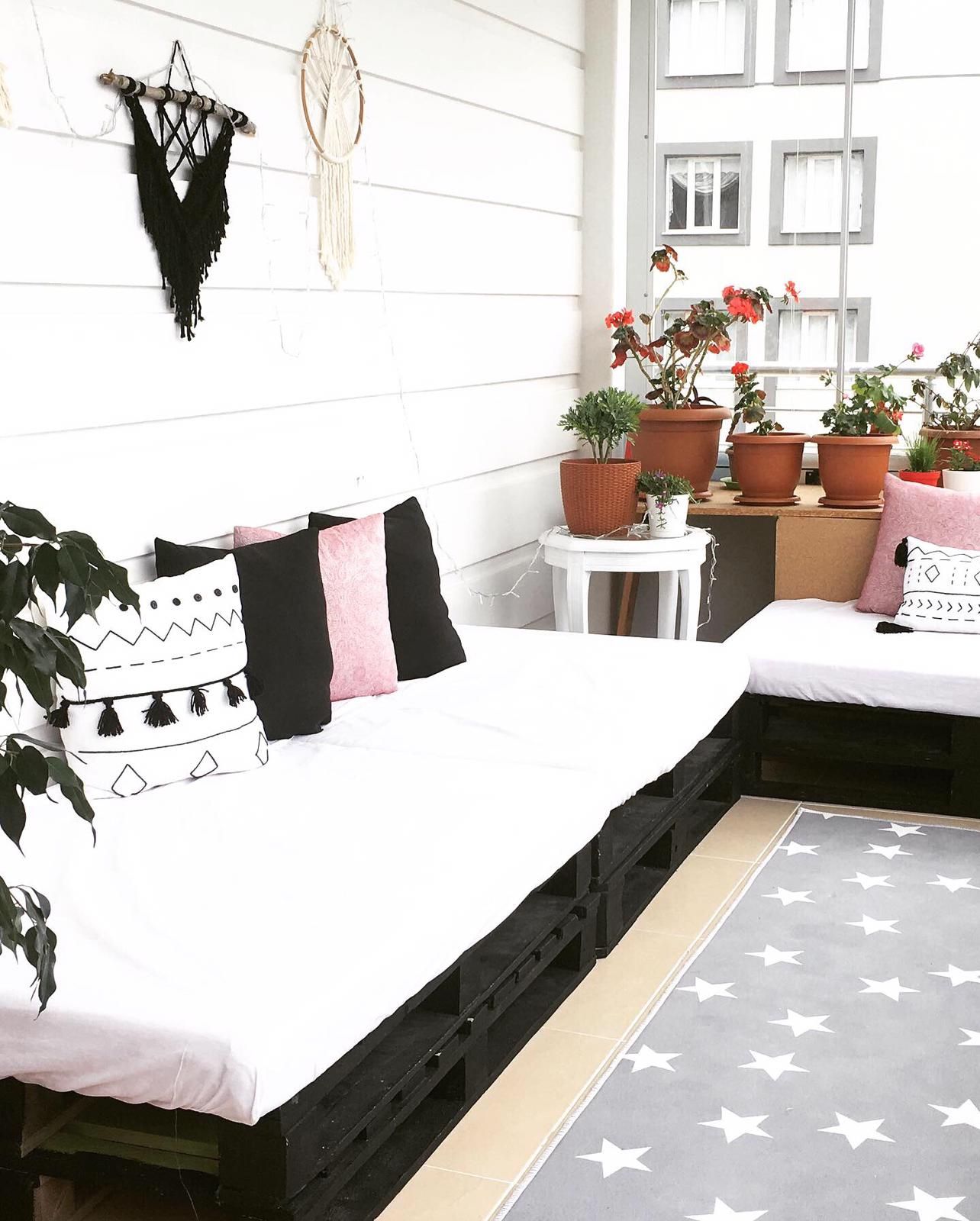 Balkon, Beyaz, Siyah, Pembe, Palet, Kırlent, Ev tekstili, Balkon duvar dekorasyonu, Balkon çiçekleri, Balkon halısı, Gri
