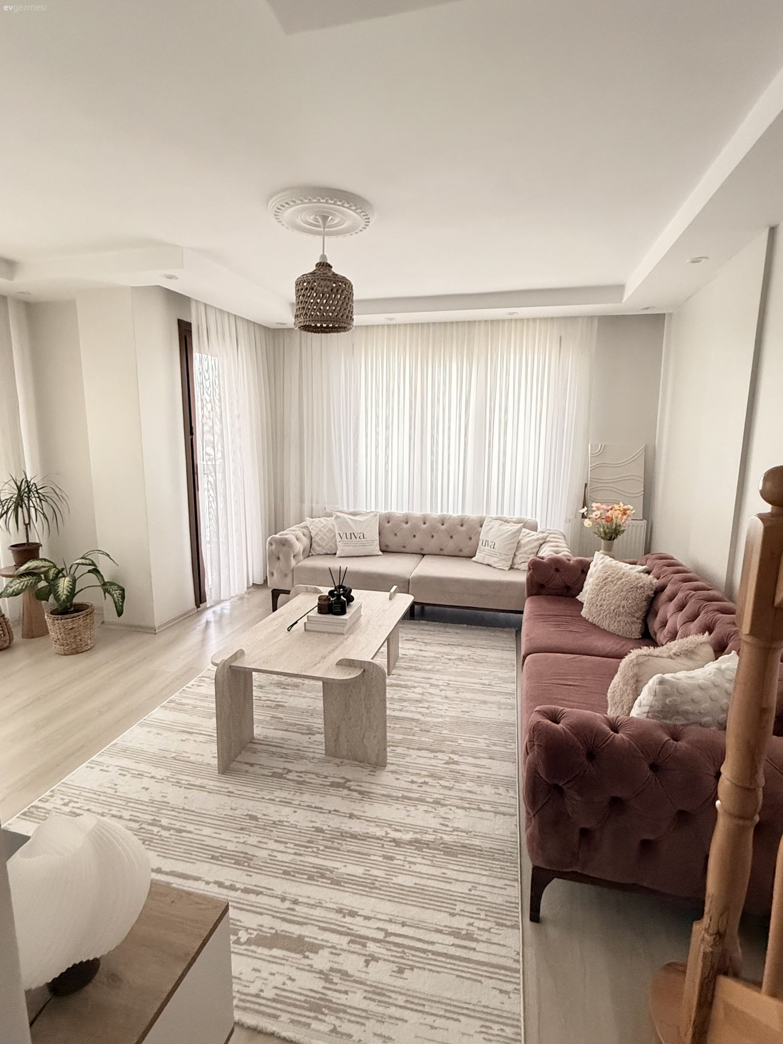 Bu İki Katlı Evde Modern ve Country Esintiler Karışmış