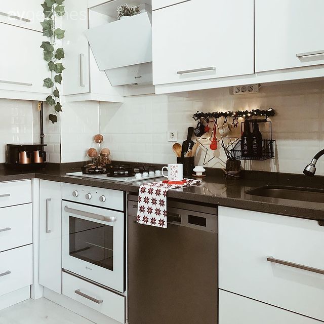 Mutfak, Beyaz, Siyah, Siyah tezgah, Mutfak tezgahı, Mutfak tezgah arası, Tezgah arası seramik, Metro seramik, Seramik