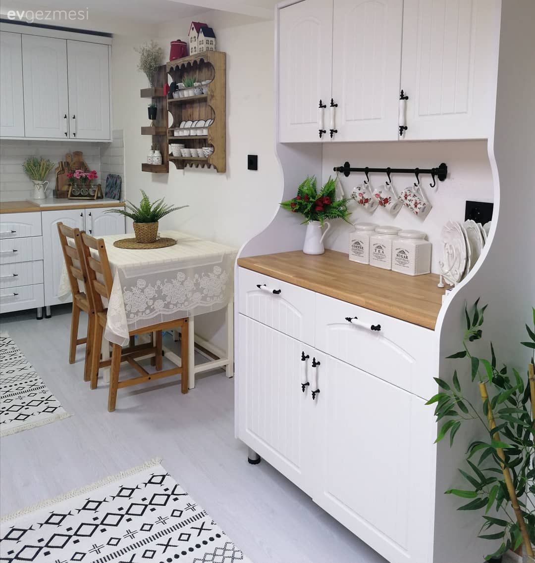 Mutfak, Beyaz mutfak, Beyaz, Kahverengi, Ahşap Mobilya, İskandinav, Mutfak tezgahı, Ahşap mutfak tezgahı, Mutfak tezgah arası, Ev bitkisi, Mutfak halısı, Geometrik desen, Desenler, Sandalye, Mutfak masası, Terek, Mutfak aksesuarları, Saksı