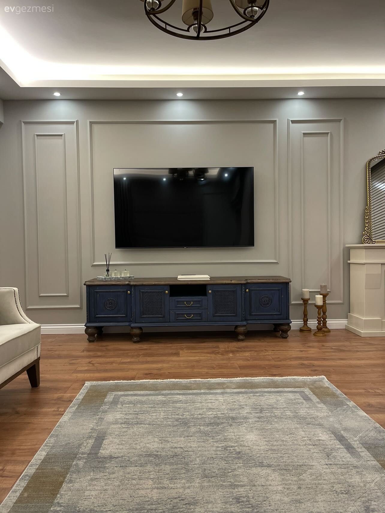 Gri, Bej, Krem, Duvar çıtalama, Spot aydınlatma, Aydınlatma, Mavi, Ahşap Mobilya, Koltuk takımı, Halı, Salon halısı, Avize, Salon avizesi