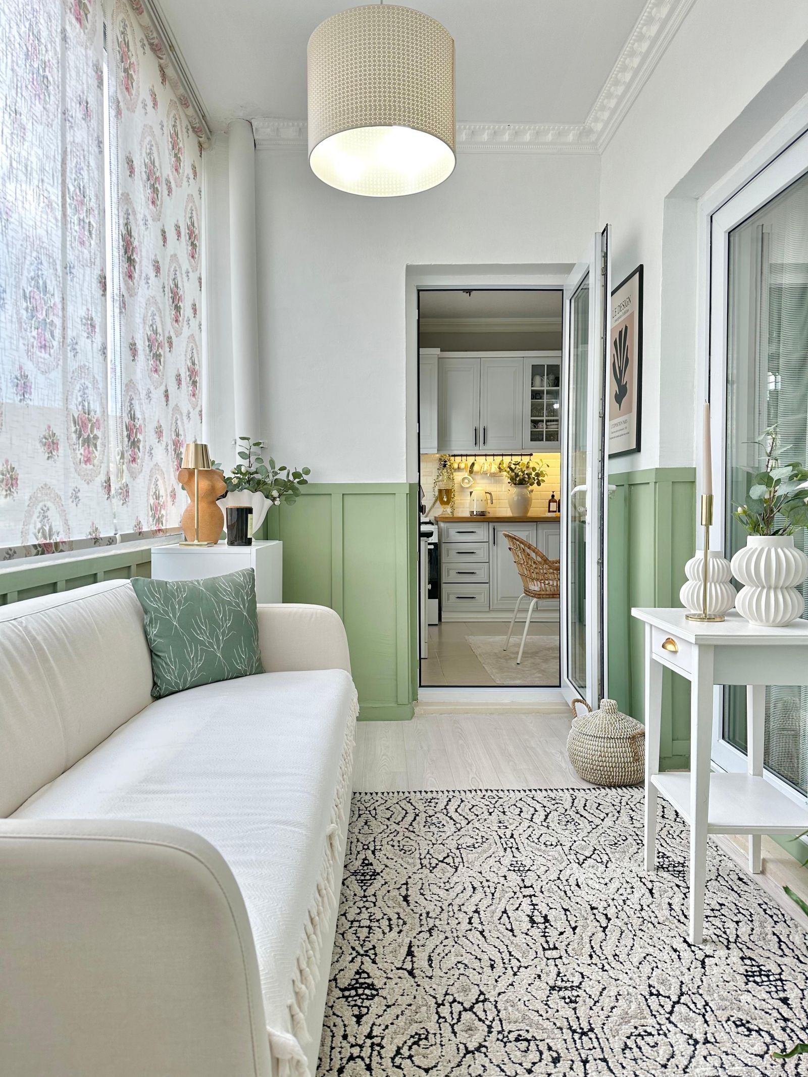 Bu Samimi Country Evin Balkonunun da İçeriden Farkı Yok!