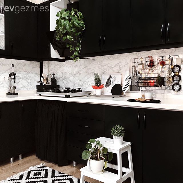 Mutfak, Siyah mutfak, Siyah, Mutfak boyama, Mobilya boyama, Mutfak tezgahı, Mutfak tezgah arası, Kendin Yap, Çiçeklik, Mutfak aksesuarları, Bohem Dekorasyon, Mutfak halısı, Öncesi / Sonrası