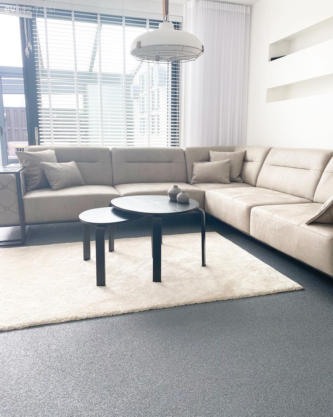 Oturma Odası, Krem, Beyaz, Bej, Siyah, Köşe koltuk, Koltuk takımı, Orta sehpa, Sehpa, Jaluzi, Avize, Aydınlatma, Halı, Salon halısı