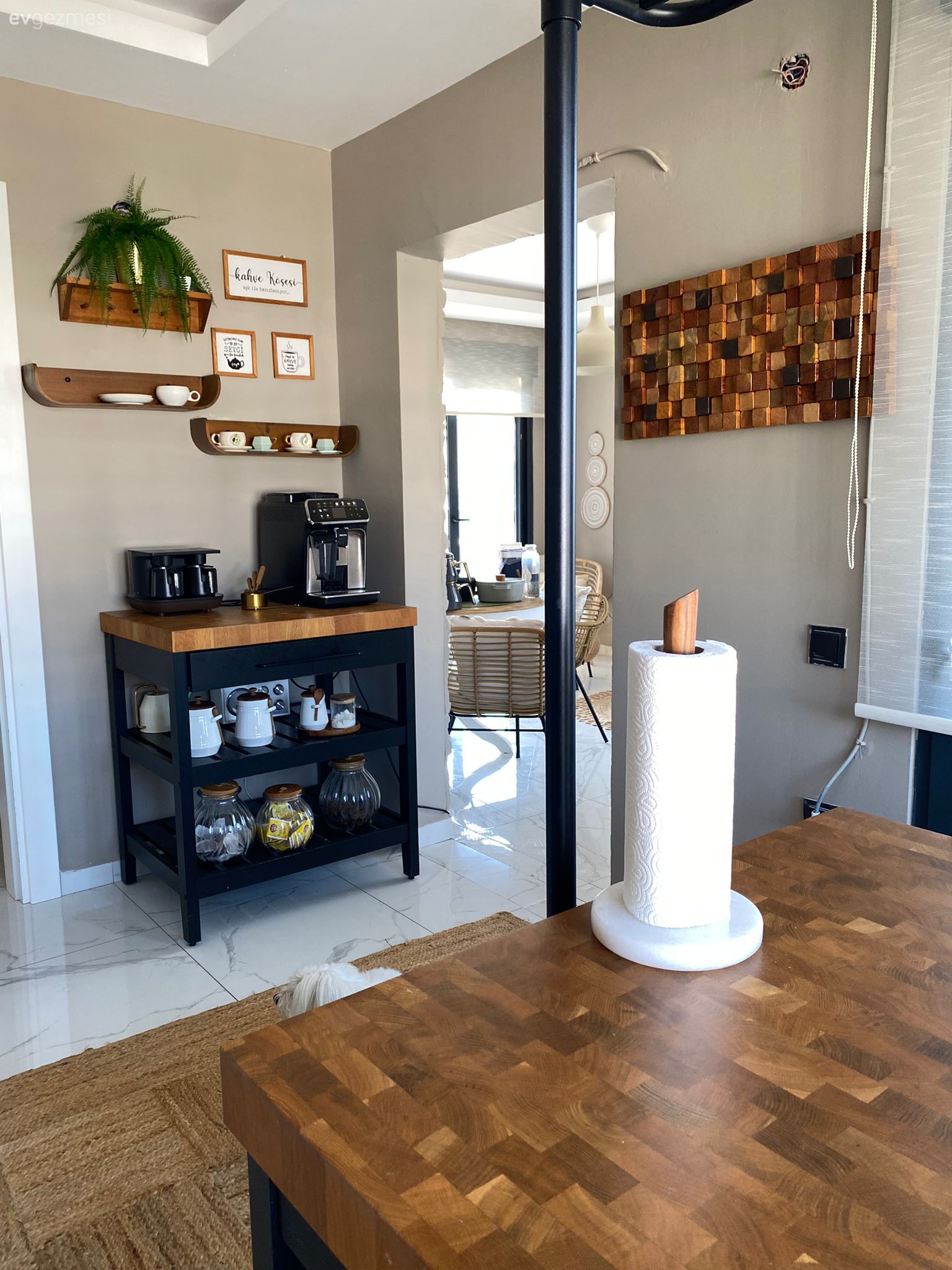 Kahve köşesi, Ahşap Mobilya, Duvar rafı, Duvar dekorasyonu, Mutfak masası, Mutfak halısı, Mutfak, Mutfak zemin seramikleri, Jüt halı, Halı