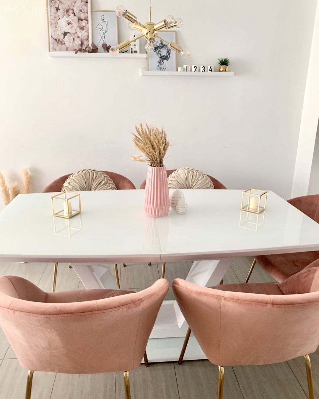 Yemek Odası, Modern, Beyaz, Pudra pembe, Altın, Yemek masası, Sandalye, Vazo, Ev Aksesuar, Duvar rafı, Duvar dekorasyonu, Avize, Aydınlatma, Yemek odası avizesi