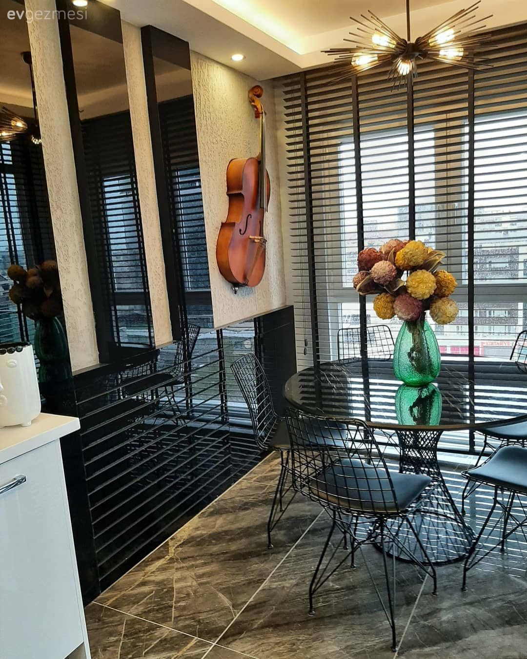 Mutfak, Siyah, Beyaz, Mutfak perdesi, Mutfak masası, Sandalye, Tavan dekorasyon, Mutfak zemin seramikleri, Mutfak duvar dekorasyonu, Mutfak Avize Modelleri, Spot aydınlatma, Aydınlatma