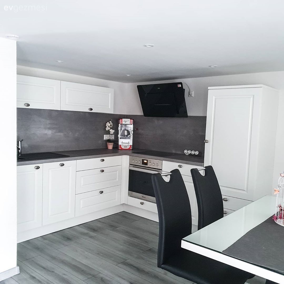 Mutfak, Beyaz mutfak, Shaker kapaklı dolaplar, Mutfak tezgahı, Siyah, Gri, Ankastre, Davlumbaz, Mutfak tezgah arası, Sandalye, Yemek masası