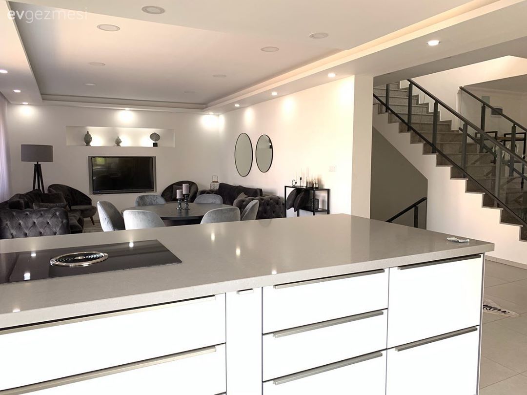 Dubleks evler, Açık konsept yaşam alanı, Amerikan Mutfak, Mutfak, Beyaz mutfak, Ada mutfak, Ankastre, Cam Ankastre, Siyah