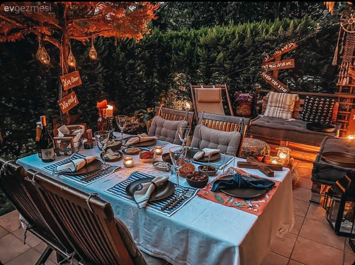 Bahçe, Bahçe masası, Sandalye, Kırlent, Ev tekstili