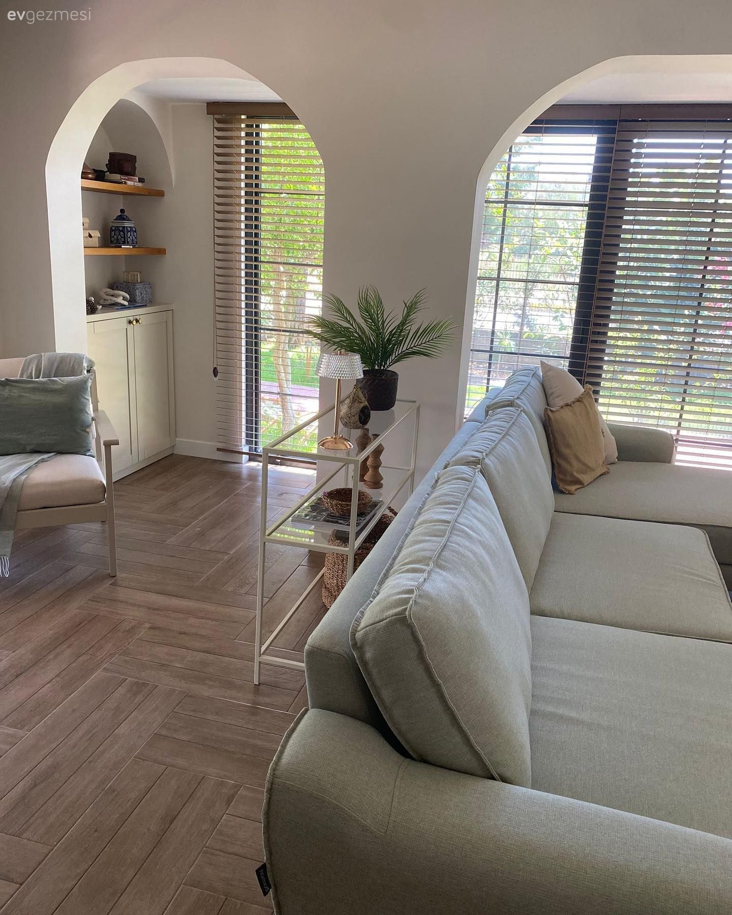 Salon, Gri, Bej, Köşe koltuk, Koltuk takımı, Kırlent, Ev tekstili, Jaluzi, Ev bitkisi, Konsol, Konsol üzeri dekoratif objeleri, Berjer, Duvar rafı, Duvar dekorasyonu, Parke