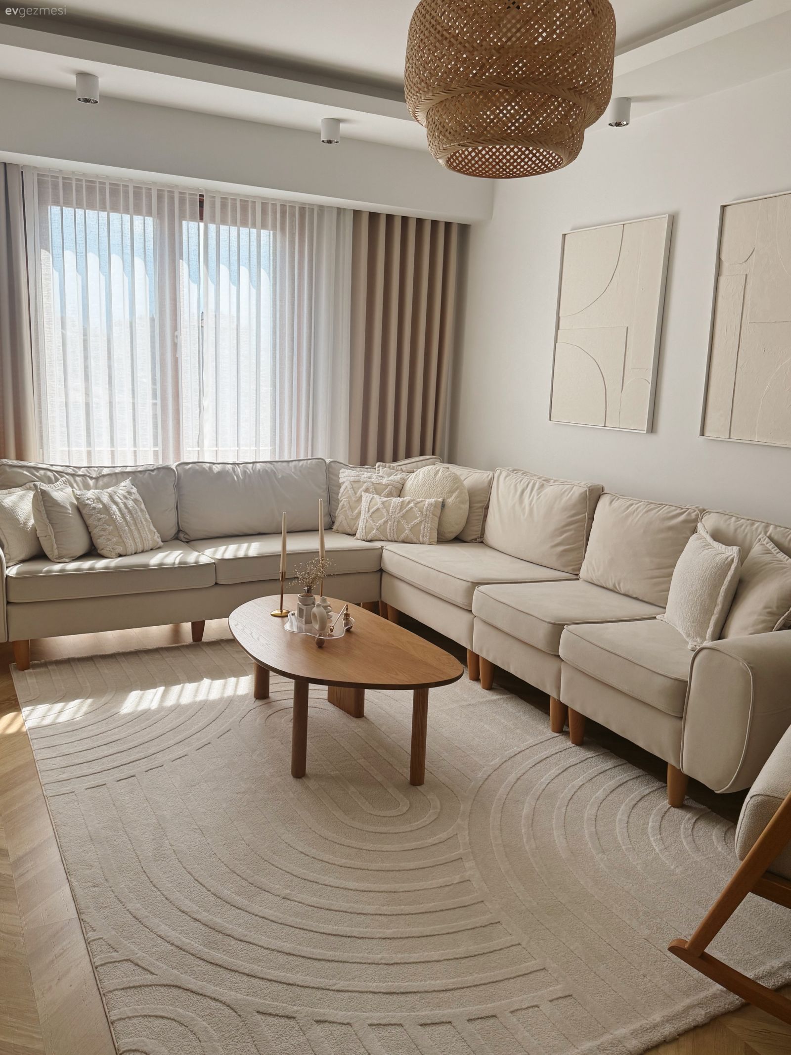 Salon, İskandinav, Modern, Krem, Bej, Beyaz, Kahverengi, Köşe koltuk, Koltuk takımı, Fon perde, Perde, Tül perde, Tablo, Duvar dekorasyonu, Halı, Salon halısı, Hasır avize, Orta sehpa, Sehpa, Ahşap Mobilya